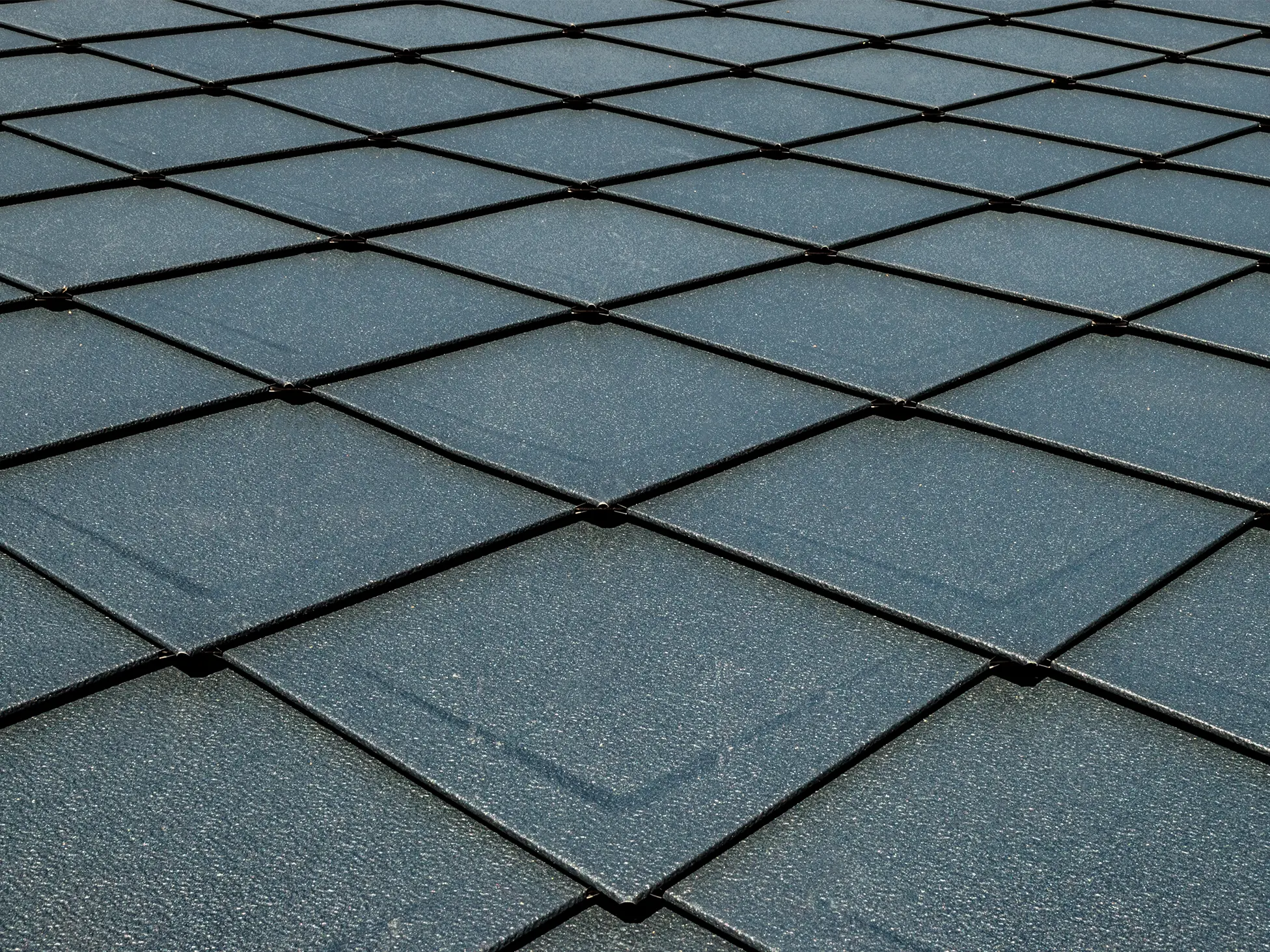 PREFA rhomboid roof tiles 29 × 29 in P.10 anthracite with beading installed as a surface, roof with scaly appearance