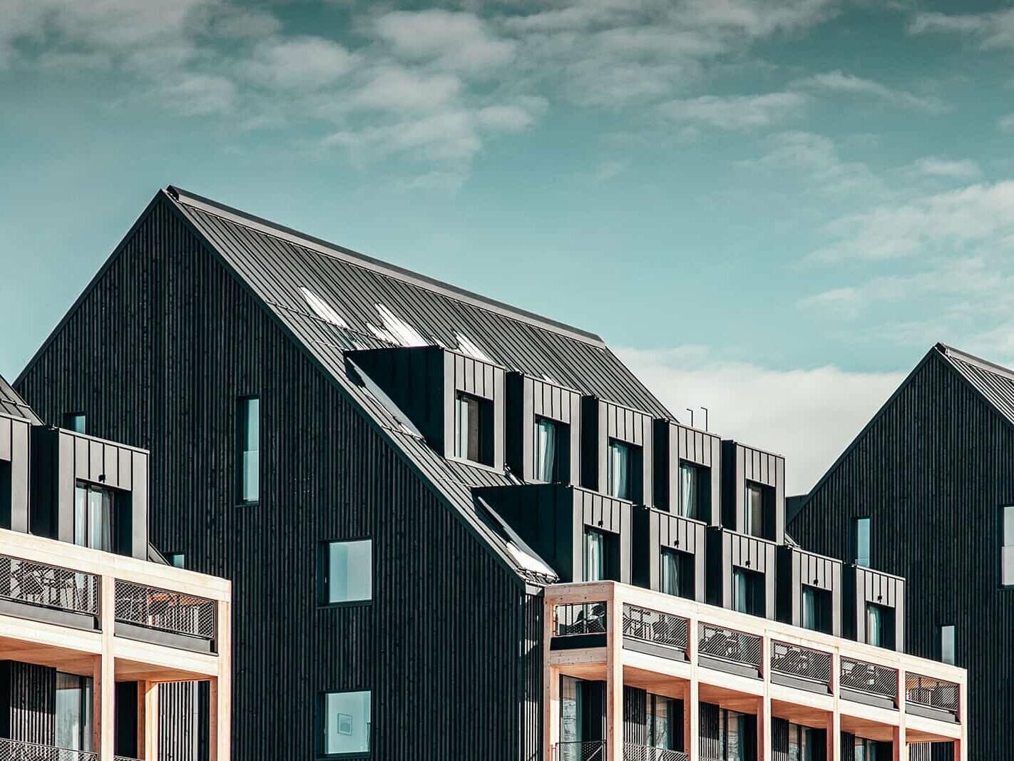 You can see the Demänová Apartments in lateral view, which are covered in Prefalz roof system in the colour anthracite
