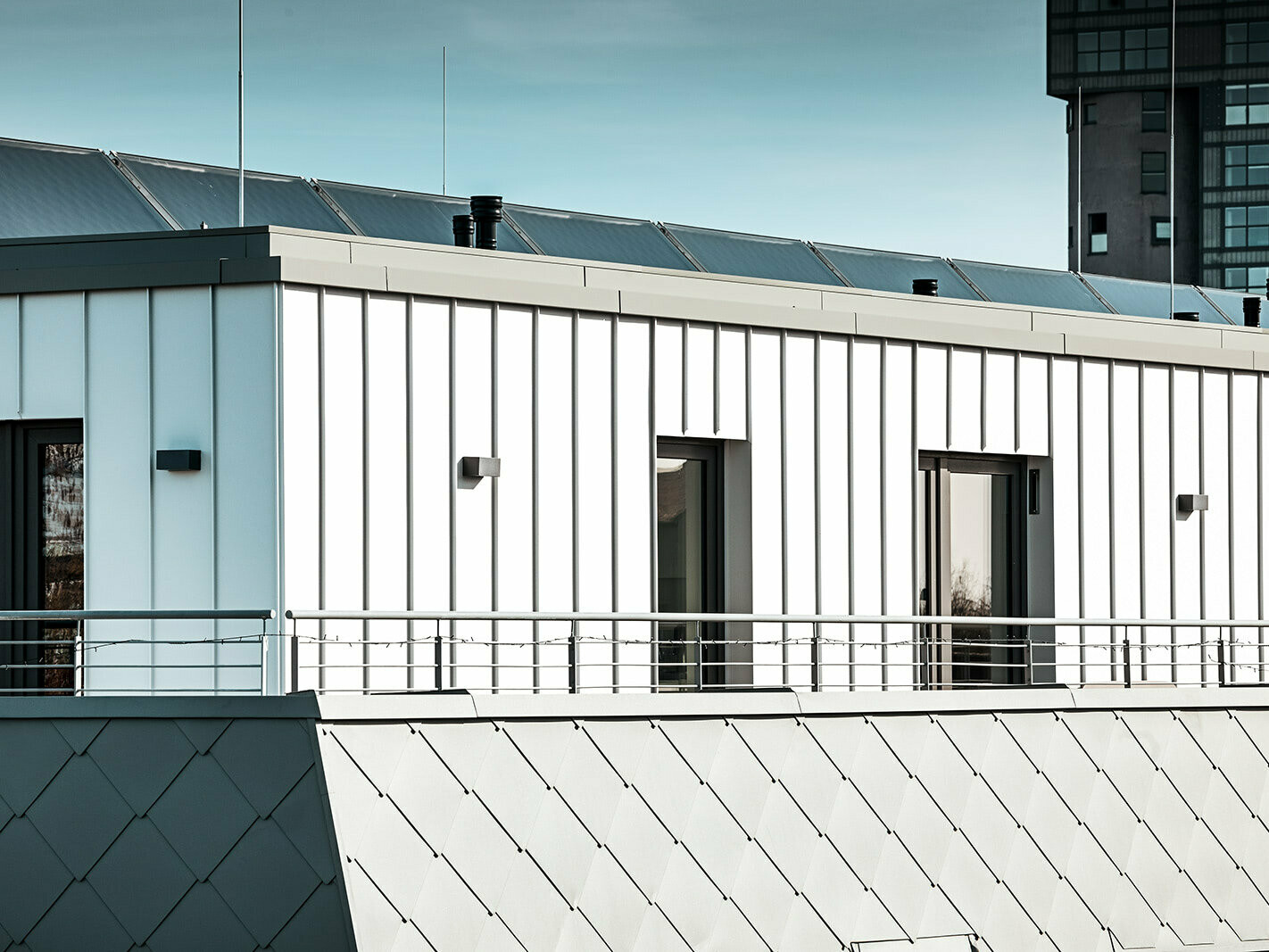 The picture shows the Prefalz facade of the upper floor of the building in P.10 Prefaweiß.