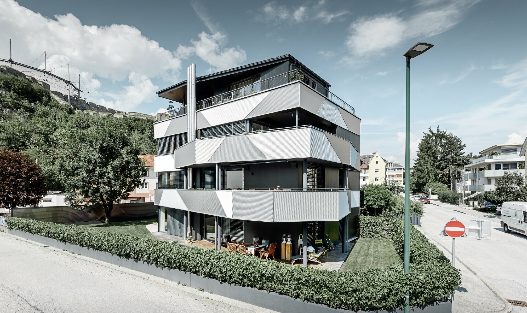 Façade design with diagonally mounted PREFA zig-zag profile on an apartment building in Kufstein.