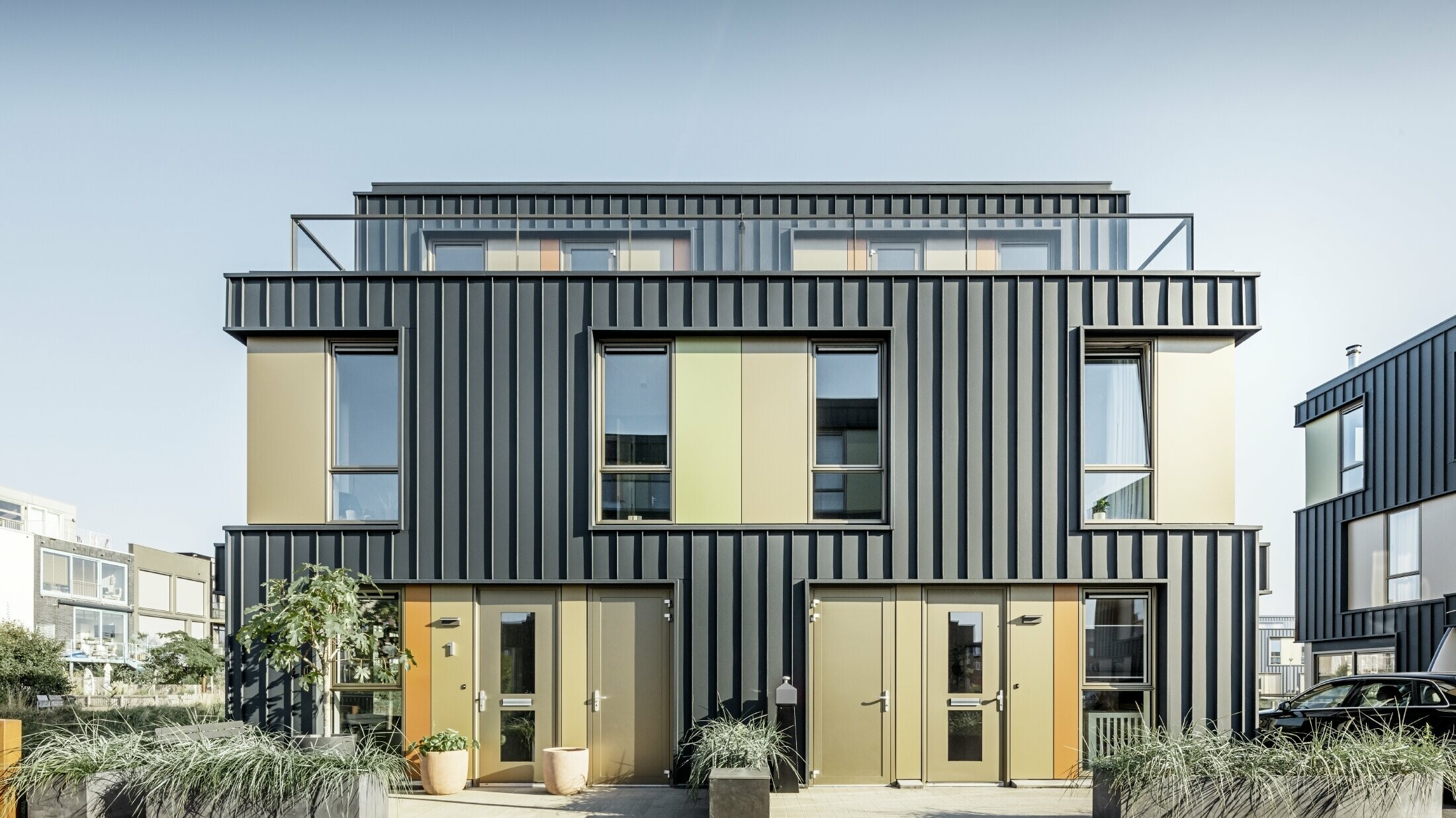 Two-family house with a PREFA Prefalz façade in P.10 anthracite.