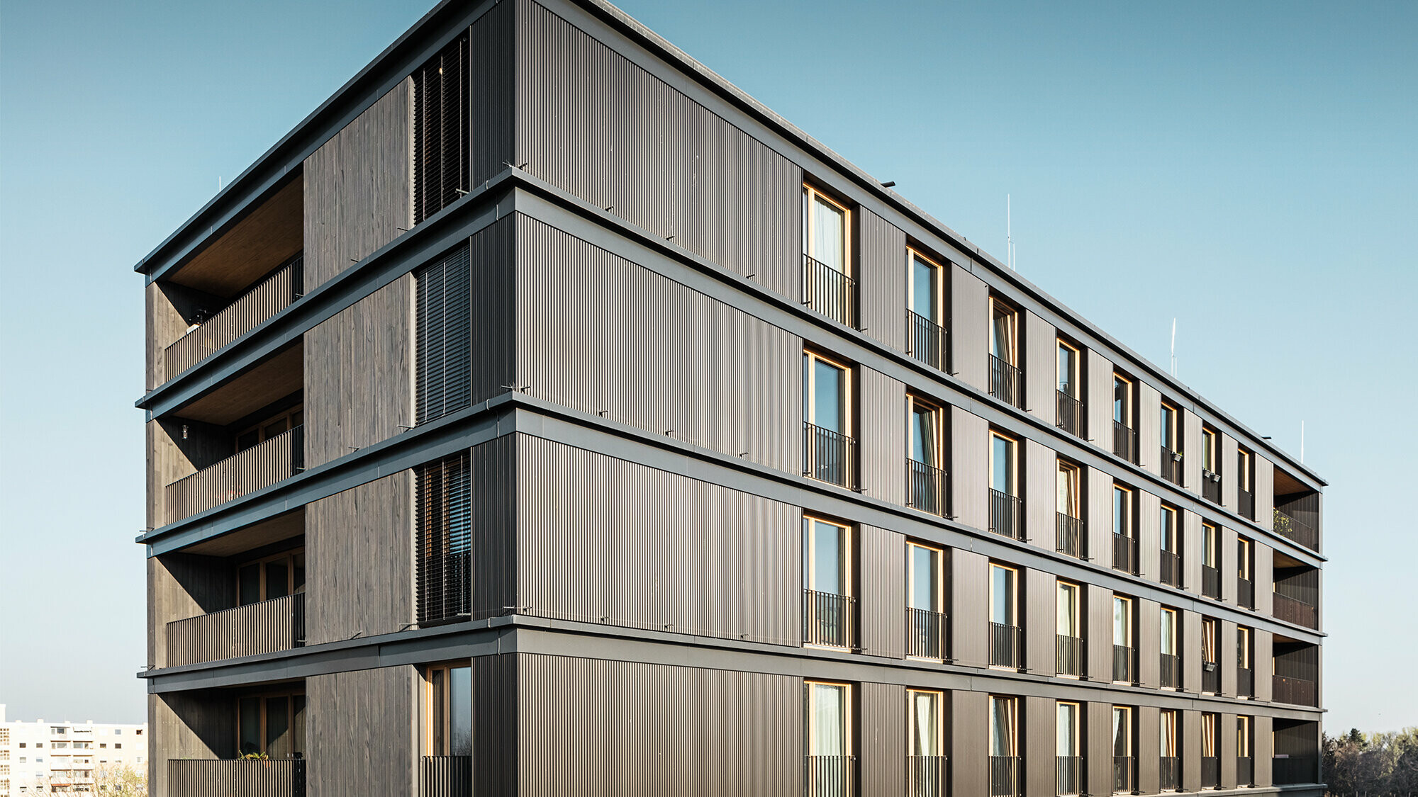  The residential and commercial building from the side: it is difficult to tell the difference between the PREFA ripple profile and the timber façade.