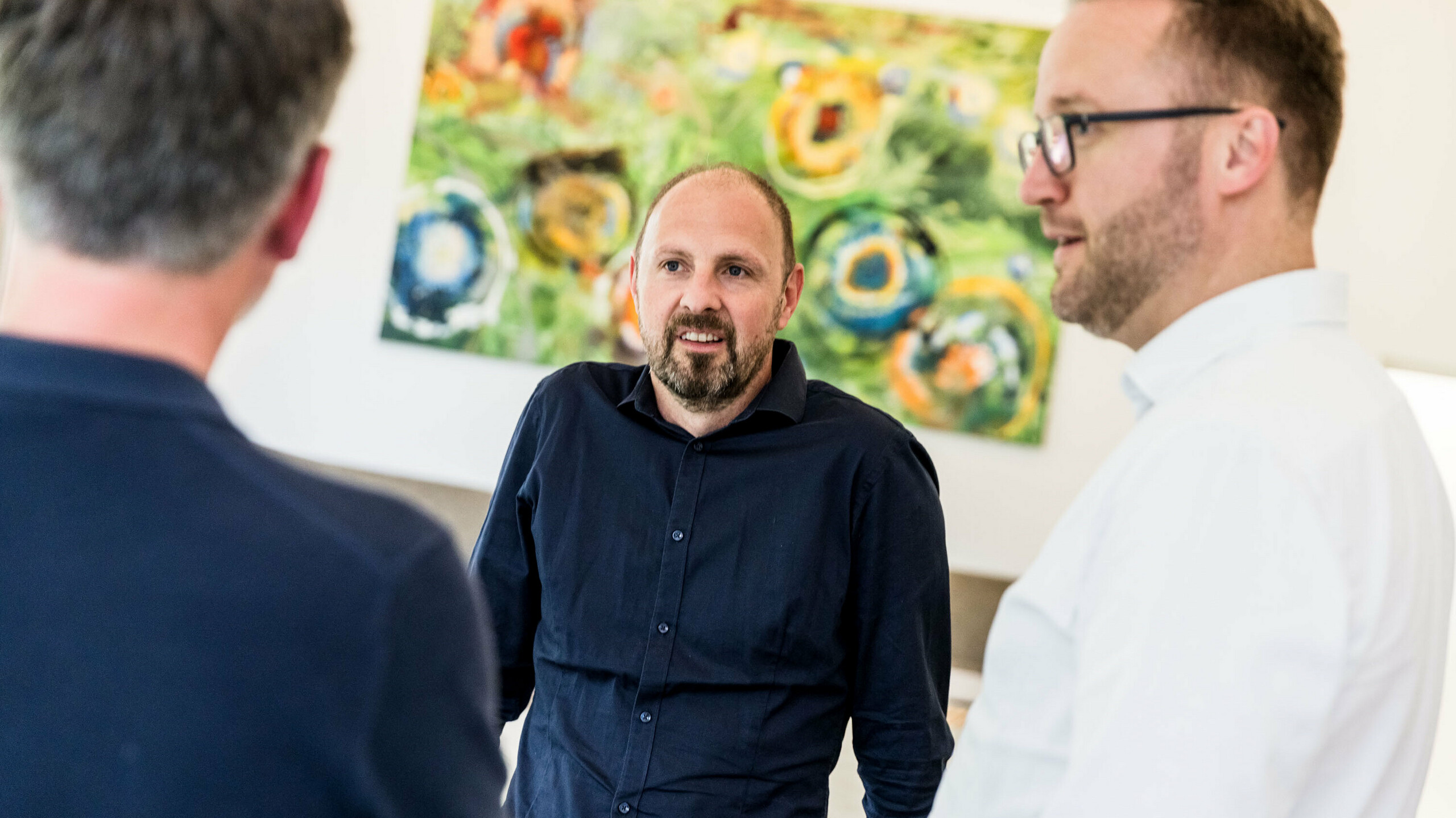 Personal exchange at the PREFARENZEN 2026 expert dialogue: Falk Leinert from Leinert Lorenz Architekten in conversation with Christian Wirth (Sales Manager for the East Region at PREFA Austria) and Dirk Lorenz, also from Leinert Lorenz Architekten. The discussions focused on architectural trends, innovative roof designs with PREFA products and the selection of the fourteen most inspiring projects for the PREFARENZEN architecture book and the 2026 calendar. The event took place in a creative atmosphere in Seewinkel, Burgenland.