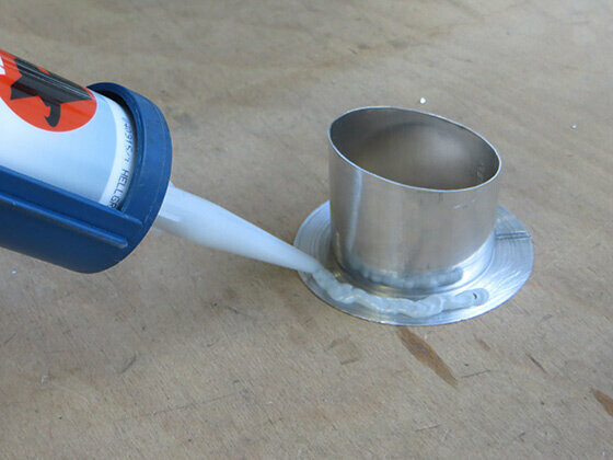 Apply PREFA special adhesive to the bonding flange.