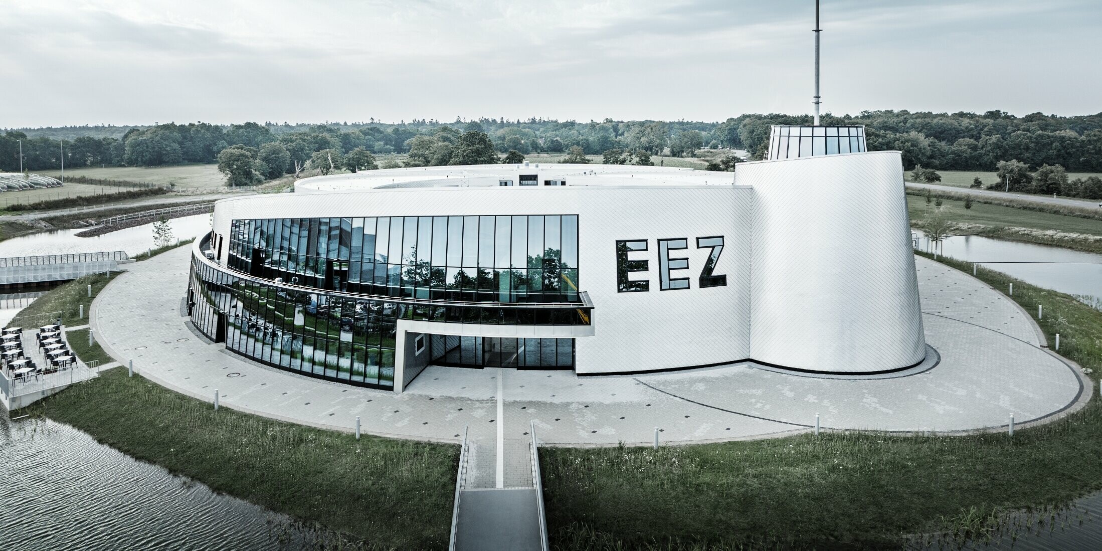 At Aurich’s Energie-Erlebnis-Zentrum (EEZ), the many rounded parts of the building were clad with the PREFA rhomboid façade tile 20 × 20 in plain aluminium.