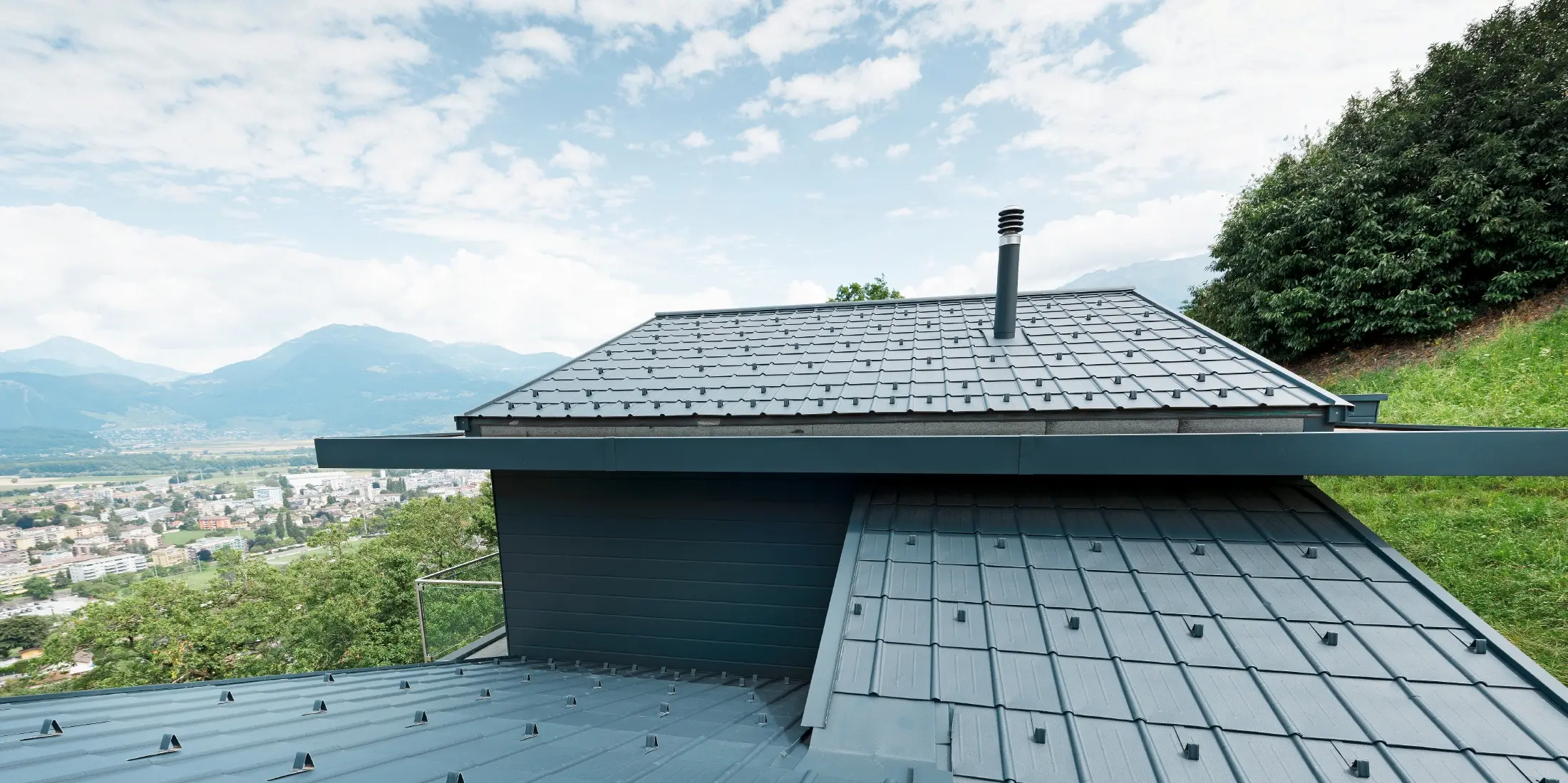 Aufwändiger Neubau mit vielen Details, Das Dach ist mit der PREFA Dachplatte in P.10 Anthrazit eingedeckt, teile der Fassade wurden mit den PREFA Sidings, ebenfalls in P.10 Anthrazit, verkleidet.