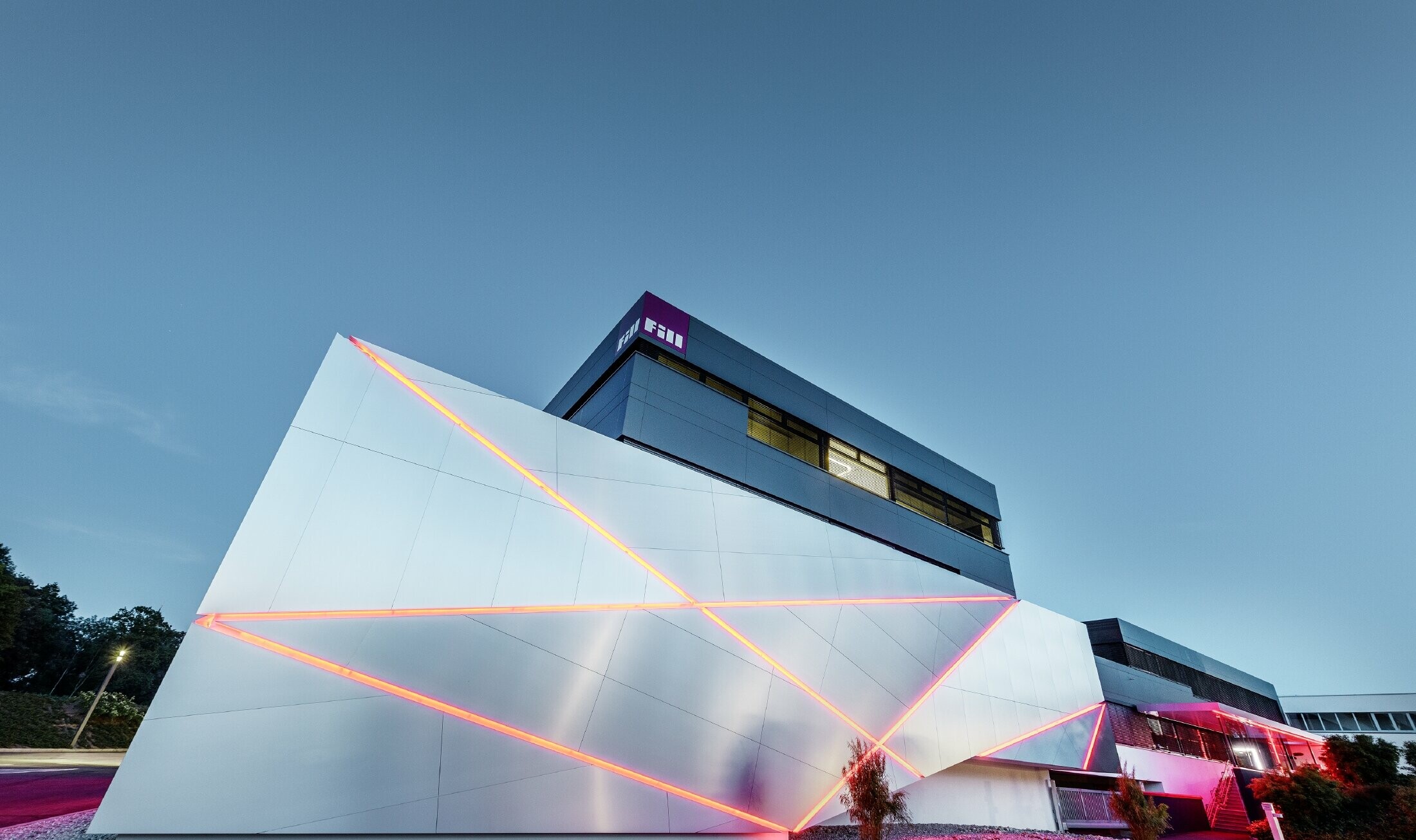Fill company building with a futuristic aluminium composite panel façade in brushed aluminium and a backlit joint pattern