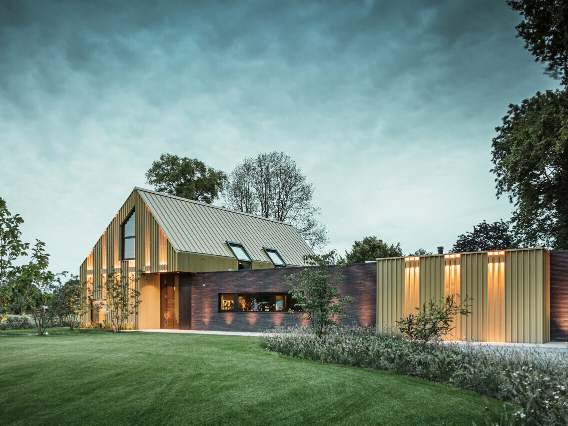 The PREFA products Prefalz and Falzonal on the detached house in Elst (NL). The colours savannah beige and anthracite perfectly match the rural, green surroundings.