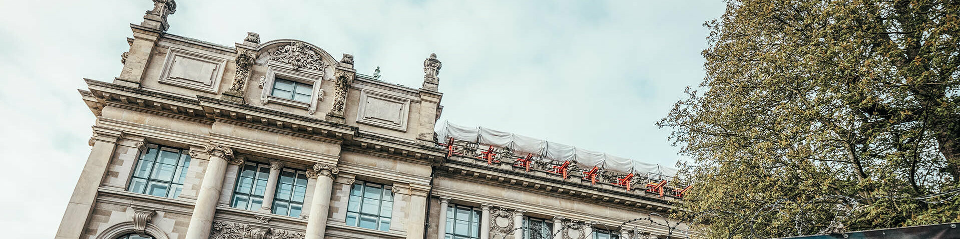 In the background you can see the roof renovation of the Landesmuseum Hannover by PREFA. 