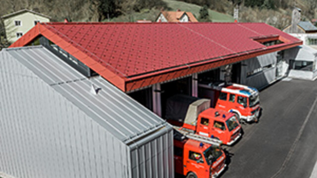 PREFA company fire department clad with the PREFA rhomboid roof tile 44 × 44 and Prefalz. PREFA aluminium meets the fire regulations to a high standard; find out more here.