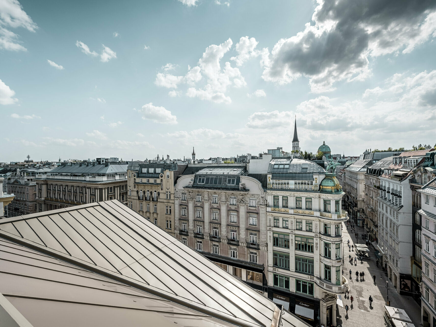 A sweeping view of the roofs of Vienna, in the left of the picture Prefalz sheets on the Rosewood Hotel Vienna in the noble shade of bronze.