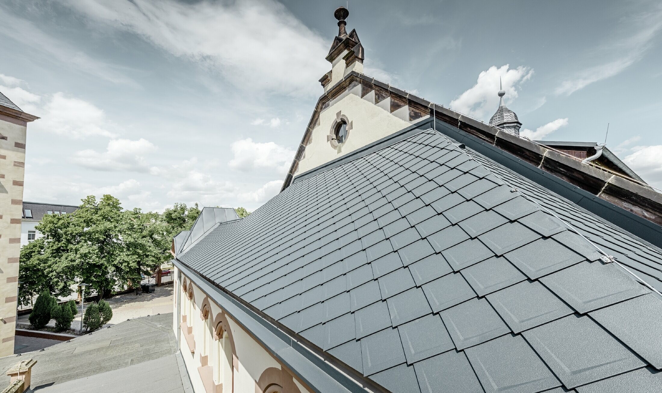 Newly renovated gym at Lutherstadt school in Wittenberg (Germany) with a PREFA aluminium roof, rhomboid roof tiles and Prefalz in anthracite