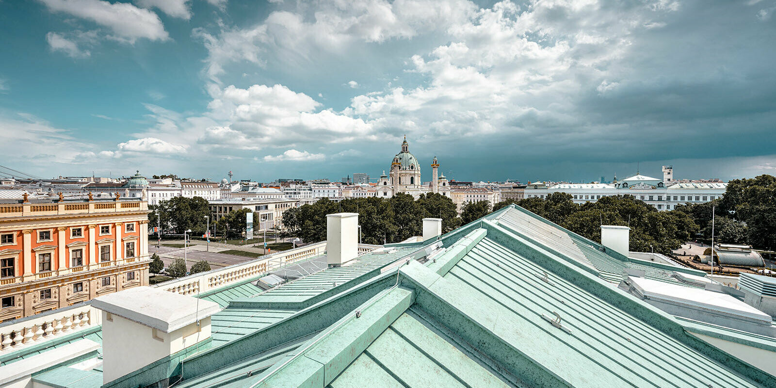 Close-up of the PREfalz roof in P.10 patina green. The Künstlerhaus is situated in Vienna and is surrounded by other buildings at the Karlsplatz.