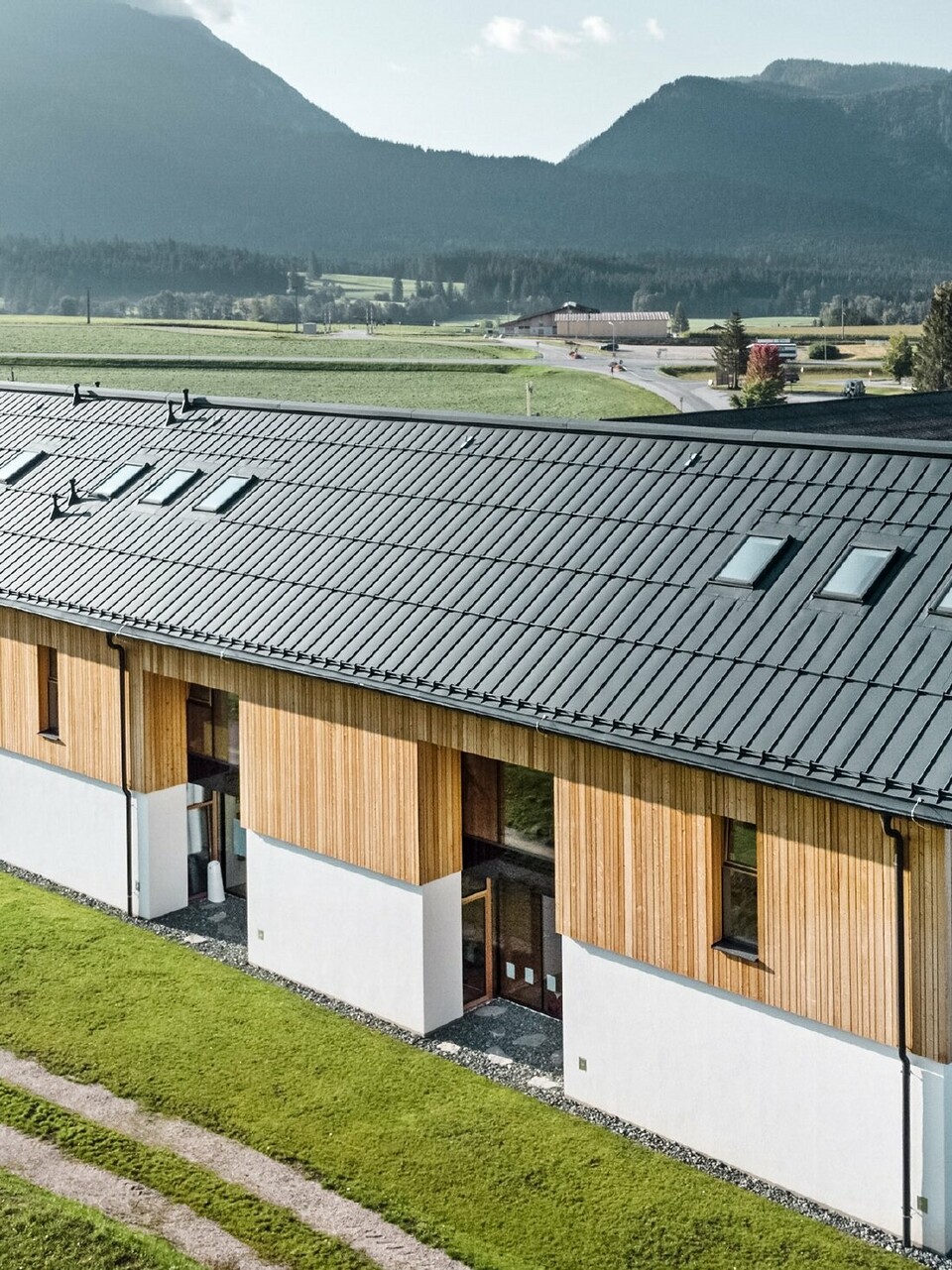 Herb kindergarten in Bad Mitterndorf with large PREFALZ roof in P.10 anthracite and wooden façade