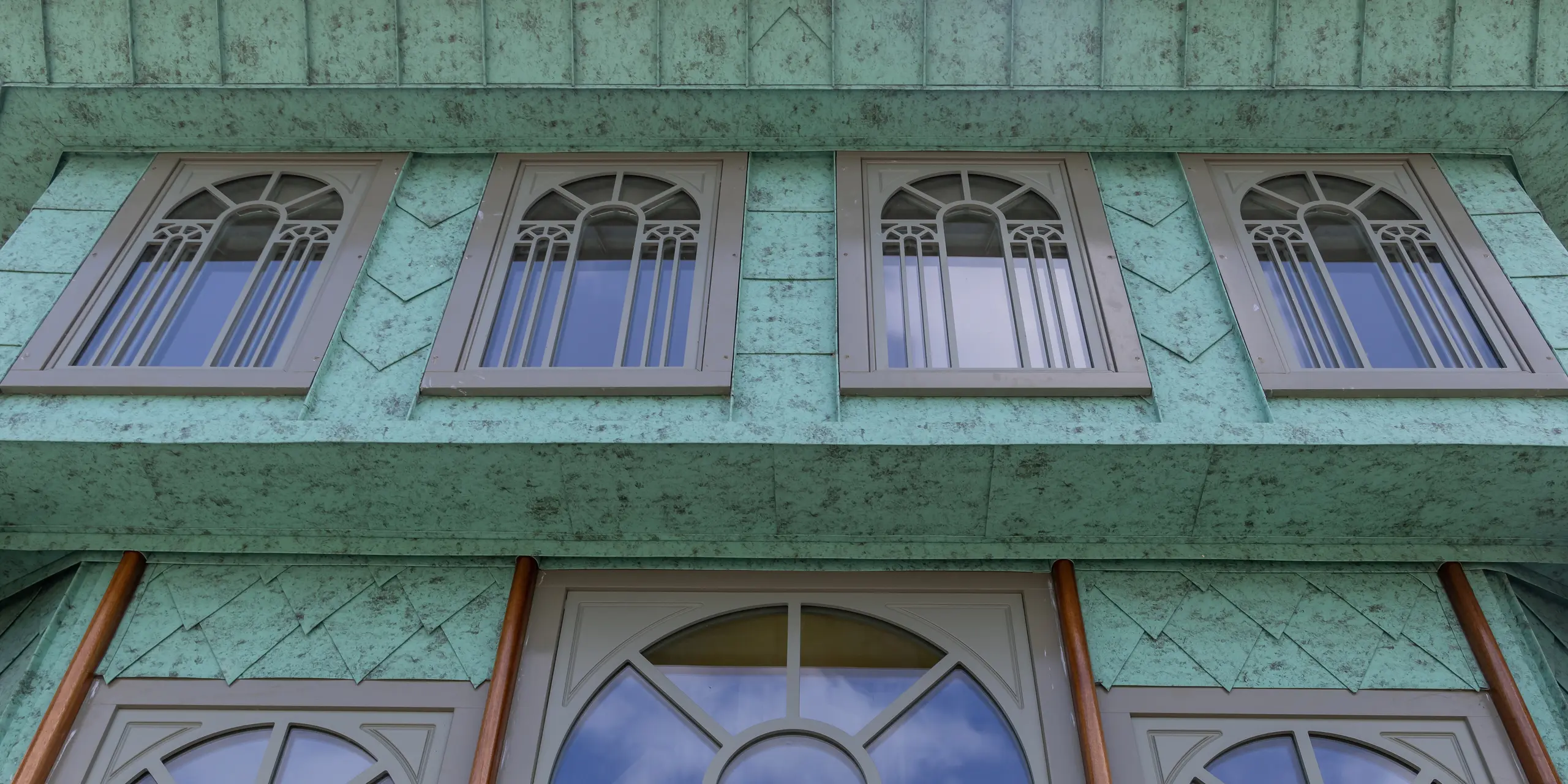 Façade made of PREFALZ in P.10 Patina Green