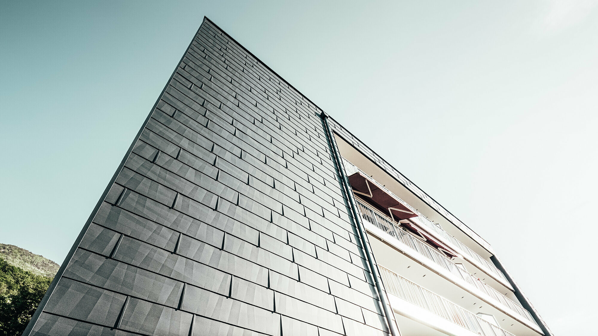 Close-up of the façade with the FX.12 façade panels in P.10 anthracite from below looking towards the sky.