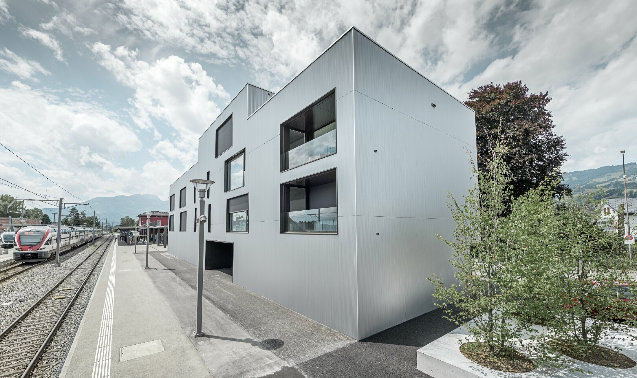 Modern commercial building with flat roof and aluminium façade. The PREFA zig zag profile in naturally anodised design were used.