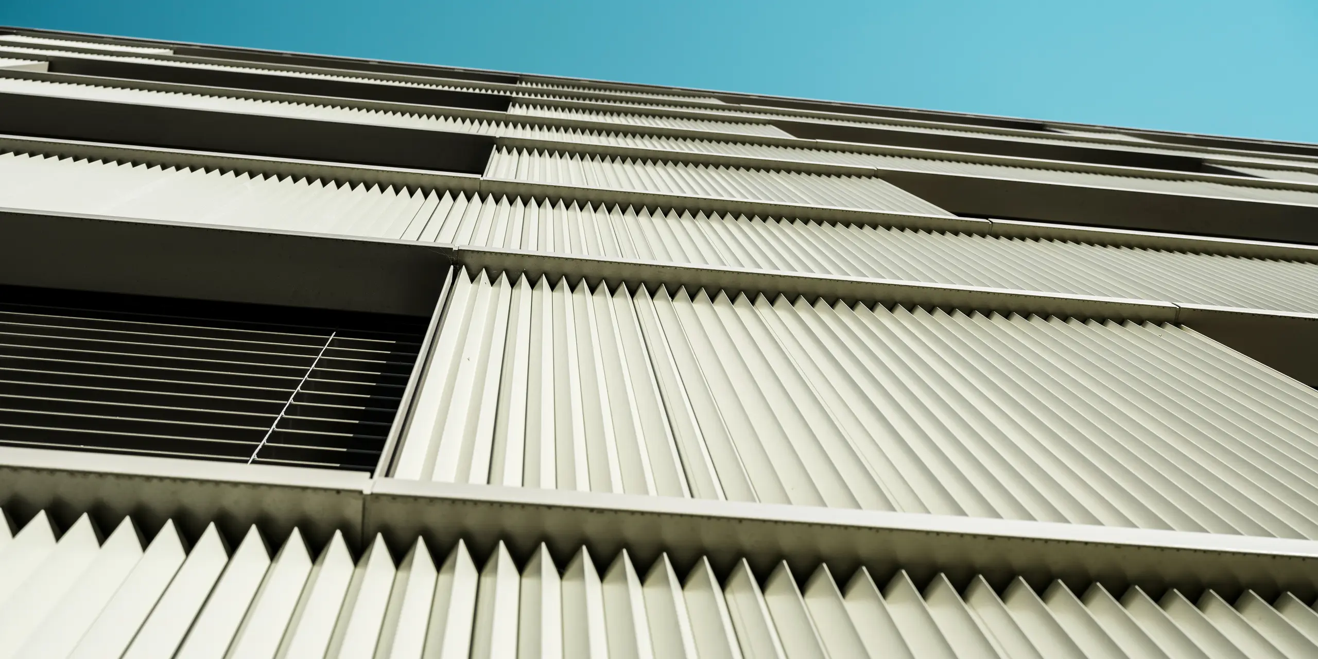 Das moderne Wohngebäude "Stetterhaus" in Altstetten, Zürich wird umhüllt von einer einzigartigen Fassade - PREFA Zackenprofil in der Sonderfarbe Perl-Metallic.