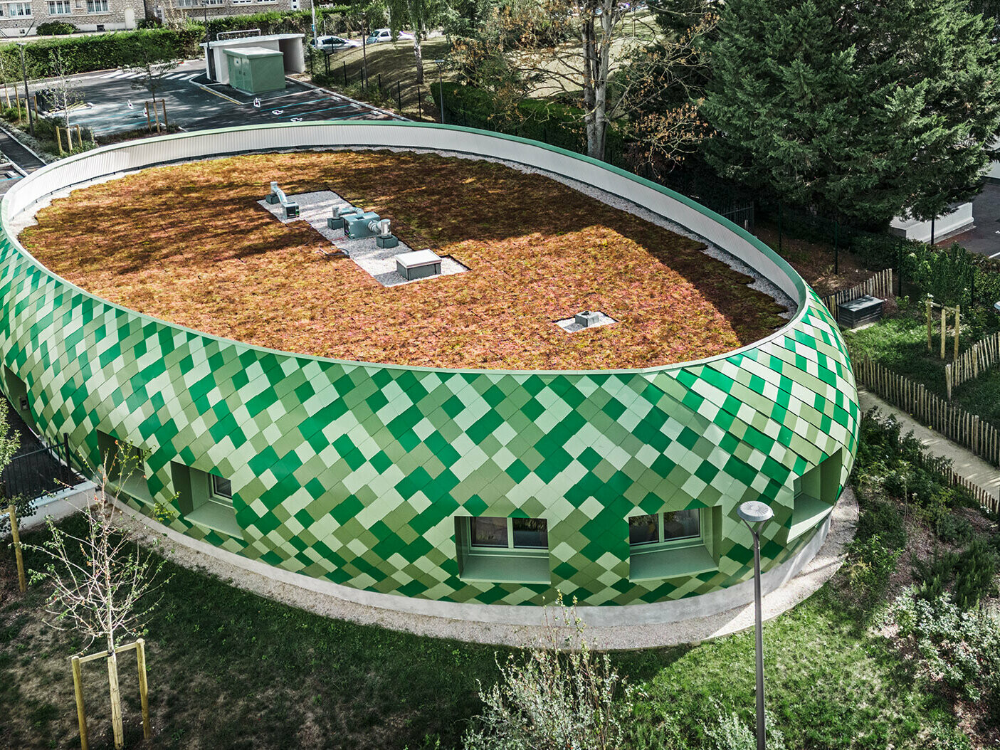 The elliptical medical therapy centre in Marly-le-Roi and the park around it from a bird's eye view from the side. 