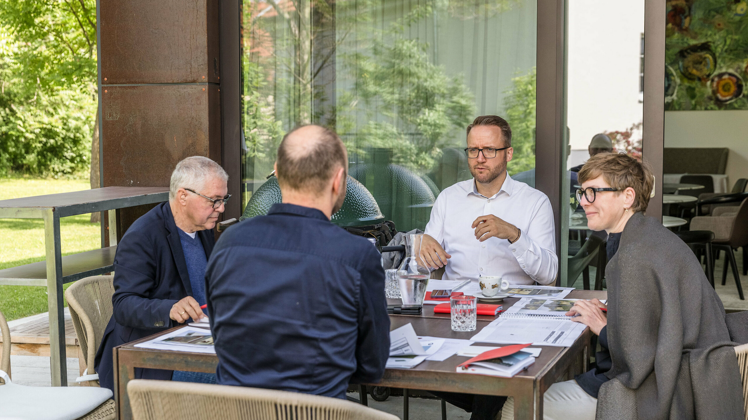 Intensive project evaluation at the PREFARENZEN 2026 expert dialogue: Falk Leinert (Leinert Lorenz Architekten), Thomas Schlett (B3 Architekten), Christian Wirth (Regional Sales Manager East, PREFA Austria) and Juliane Croce (Croce & Wir) reviewed architectural designs outdoors on the grounds of the Winzerresidenz in Seewinkel, Burgenland. The jury discussed creative approaches, sustainable materials and design quality in order to select the final projects for the PREFARENZEN architecture book and the 2026 calendar.