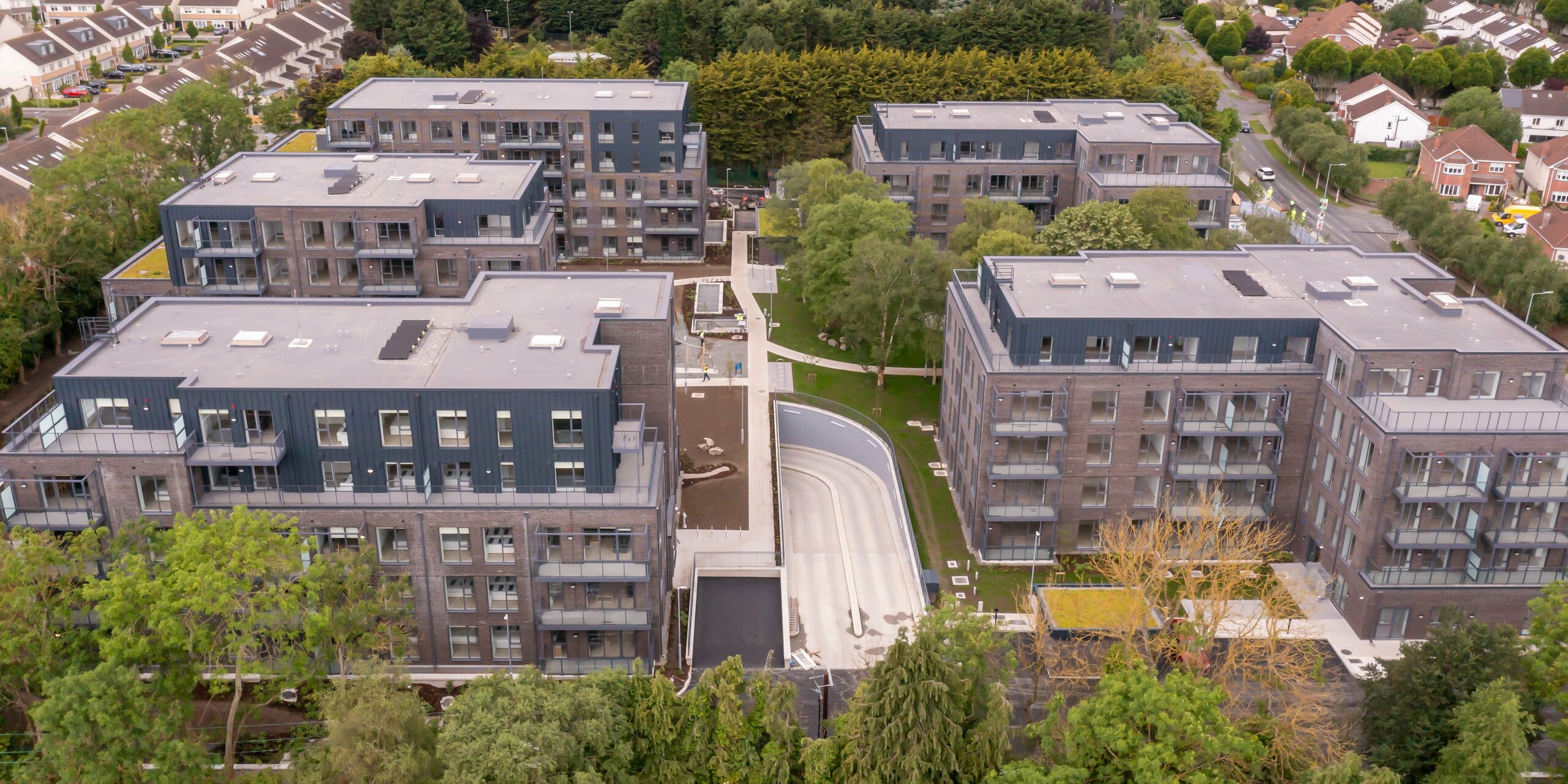 Panoramic view of the residential complex Balroy Hall in Carpenterstown, Dublin. Modern architecture combines an aluminium façade made of PREFALZ in P.10 anthracite with traditional brick. The durable metal façade was installed over an area of 800 m² and enhances the buildings. The urban design harmonises with the surroundings.