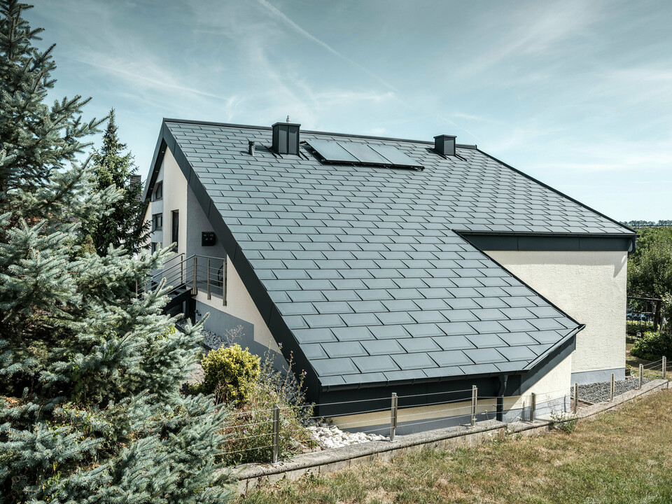 Einfamilienhaus in Newel-Besslich mit PREFA Dachplatte R.16 und PREFA Dachentwässerungssystem in anthrazit