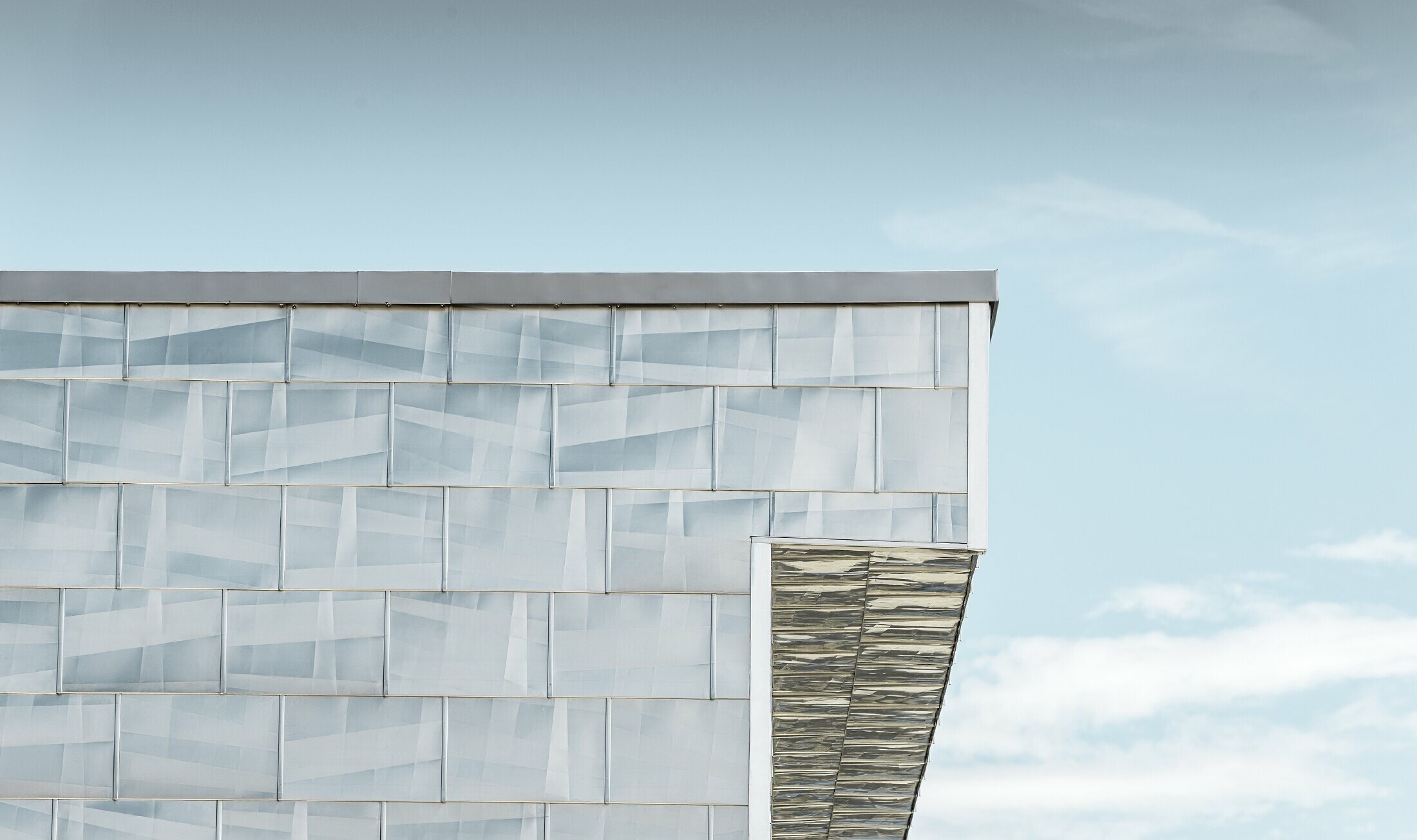 Plain aluminium PREFA FX.12 façade panels on the façade of the Cry d'Er Club d'Altitude. 