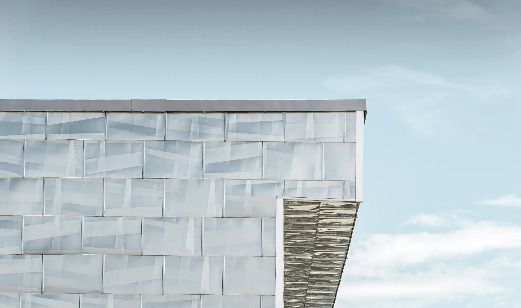 Plain aluminium PREFA FX.12 façade panels on the façade of the Cry d'Er Club d'Altitude. 