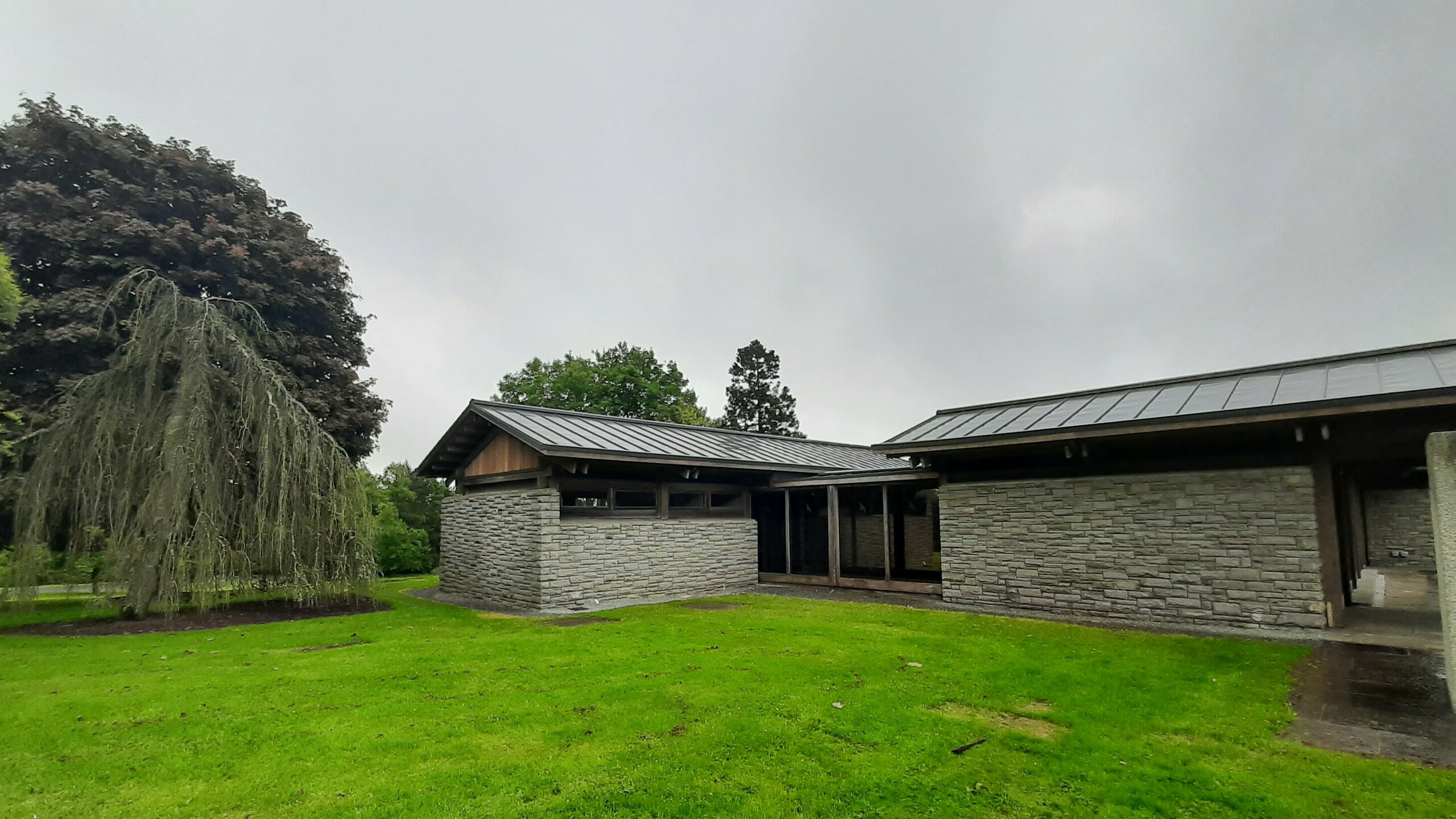Picture of the new roof of the visitor center with PREFALZ in the colour P.10 dark grey in rural environment.