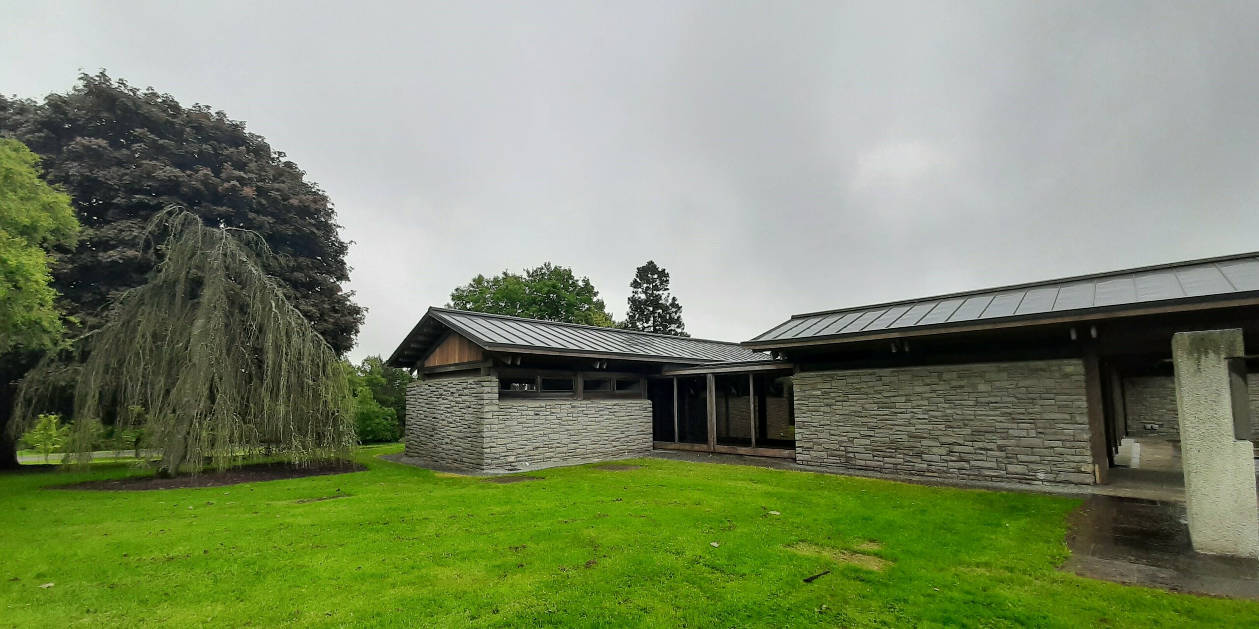 Picture of the new roof of the visitor center with PREFALZ in the colour P.10 dark grey in rural environment.
