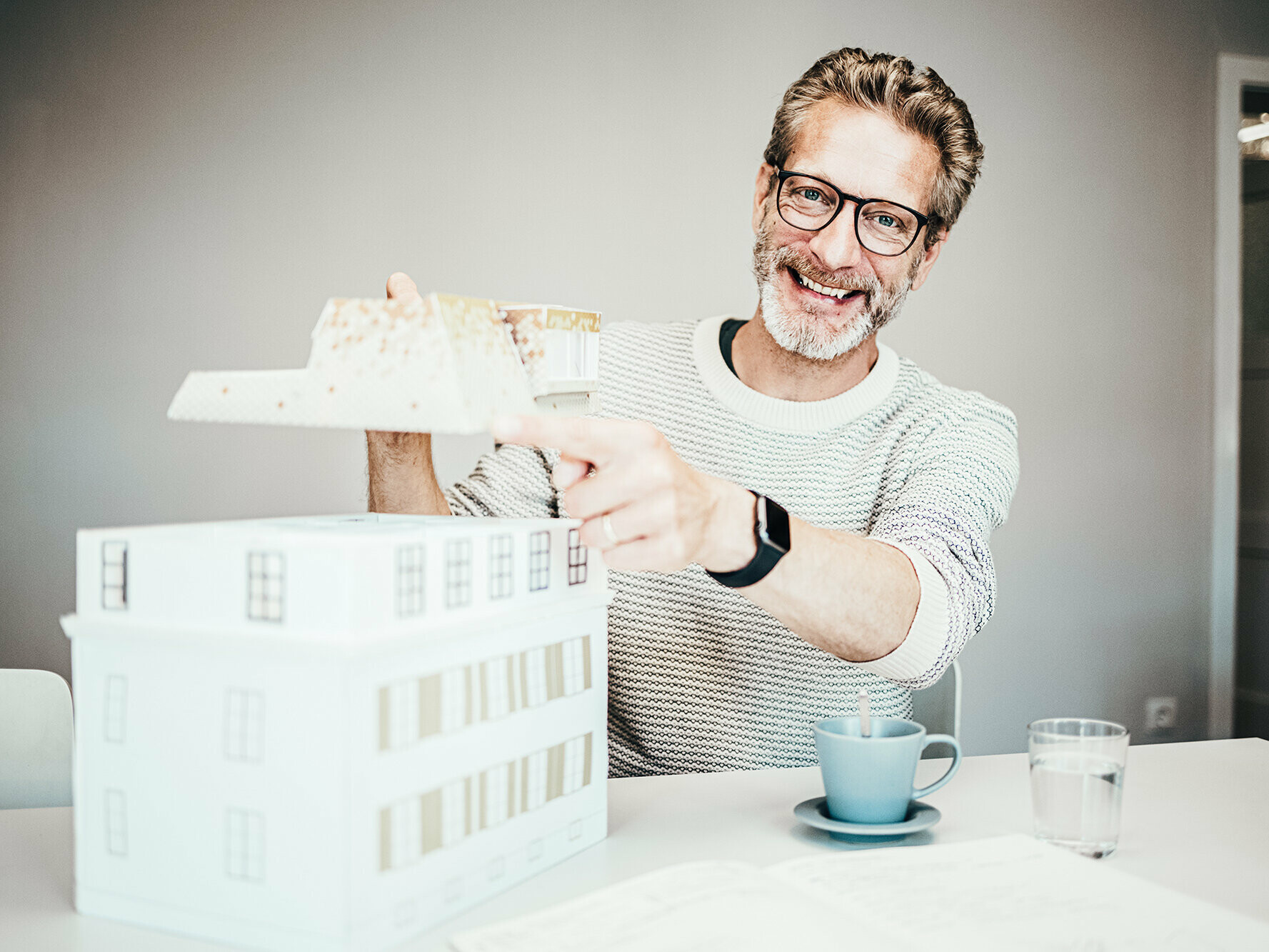 Portrait of Jan-Christian Heuser with model of the Reininghaus villa.