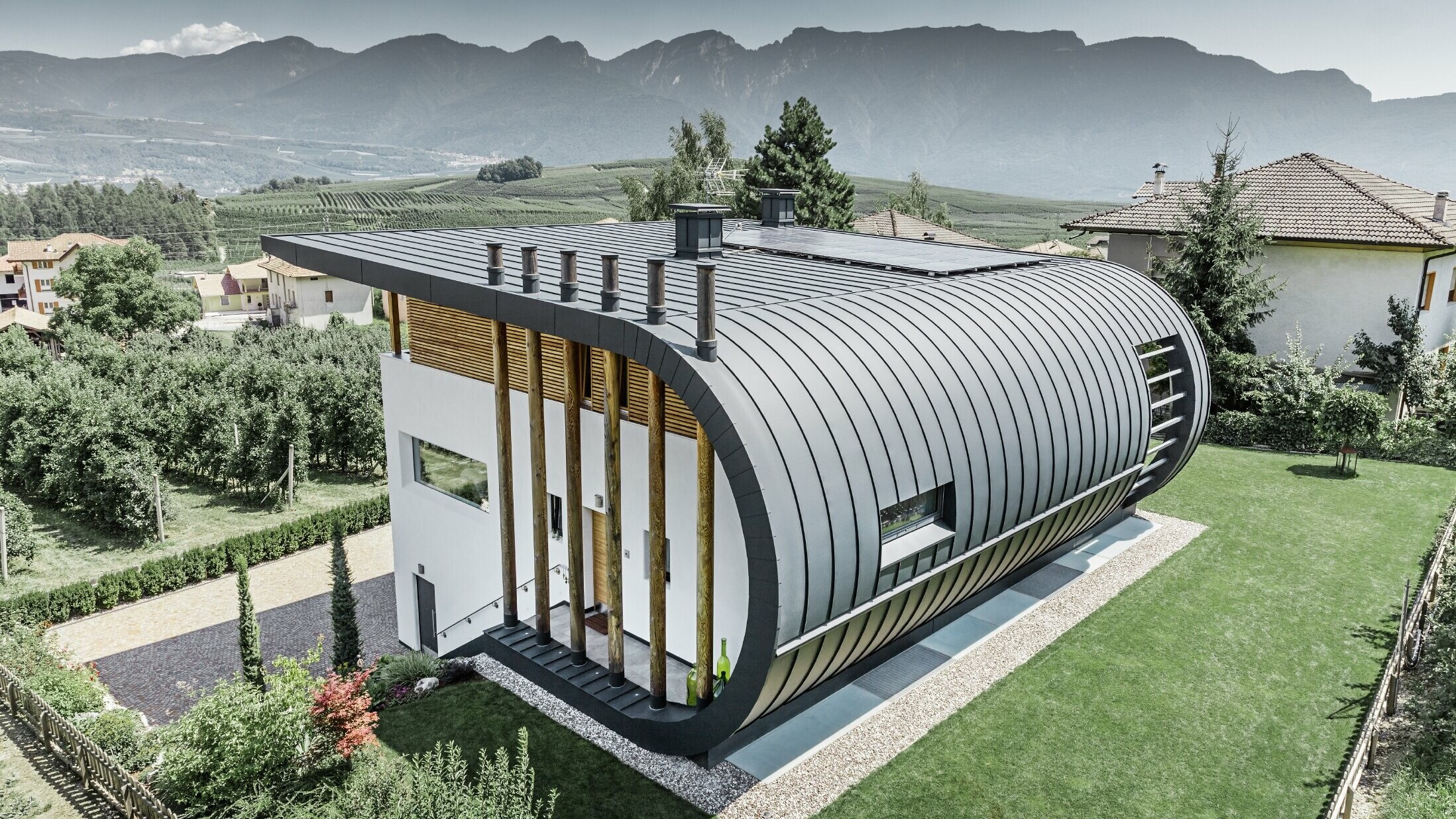 Aerial view of Casa Giovannini in Italy with the rounded façade with Prefalz in P.10 Anthracite.