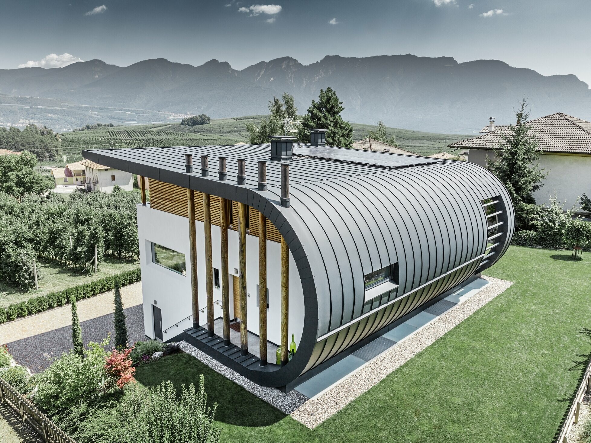 Aerial view of Casa Giovannini in Italy with the rounded façade with Prefalz in P.10 Anthracite.