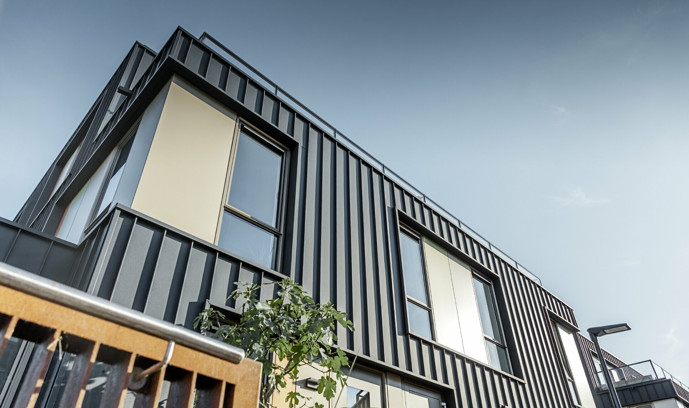 Semi-detached houses in Amsterdam with a PREFA façade cladding – Prefalz in P.10 anthracite.
