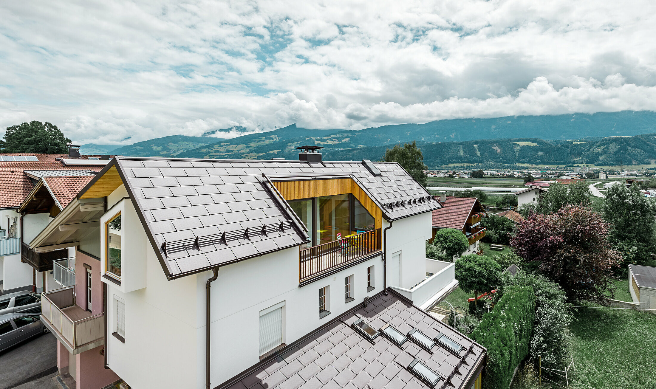 The new residential building in Thaur was covered with the new PREFA R.16 roof tile in brown.