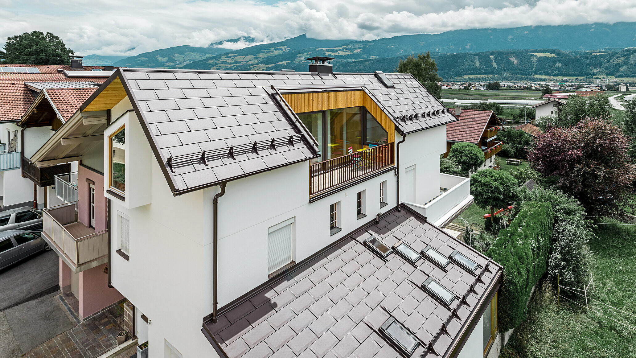 The new residential building in Thaur was covered with the new PREFA R.16 roof tile in brown.