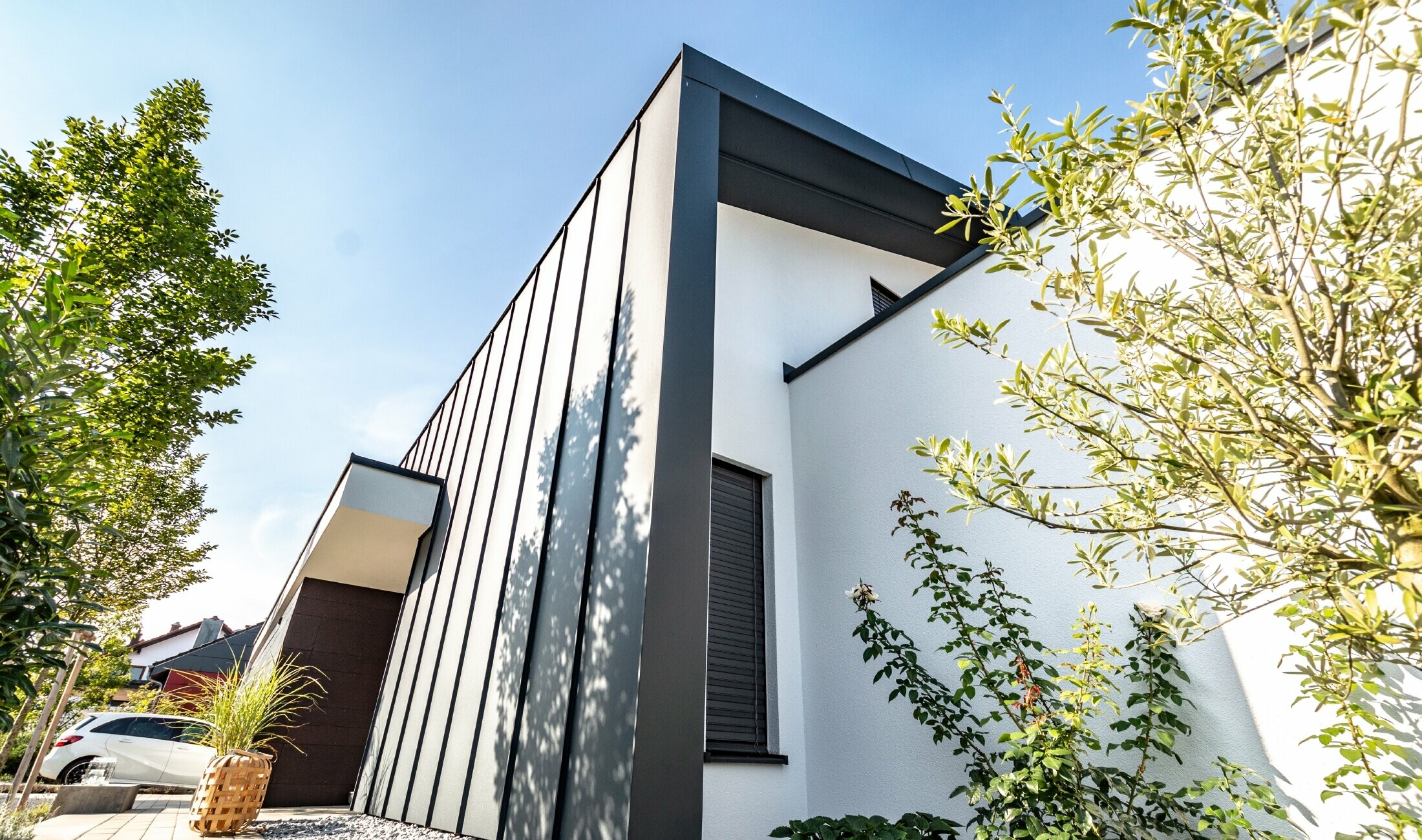 PREFA Prefalz façade in anthracite, which also extends over the gabled roof of the detached house.