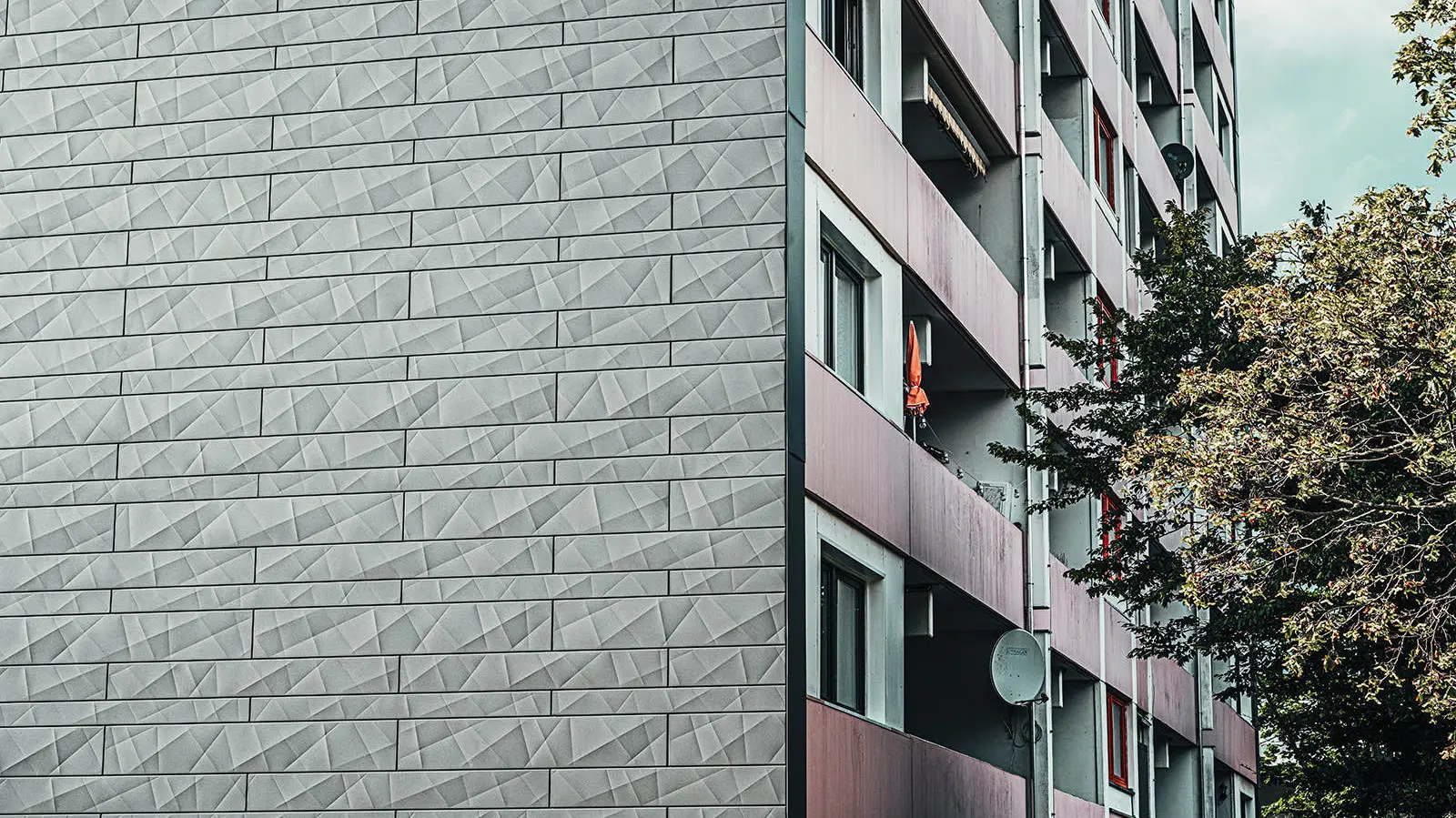 The picture shows the renovated front side with the PREFA Siding X aluminium façade.