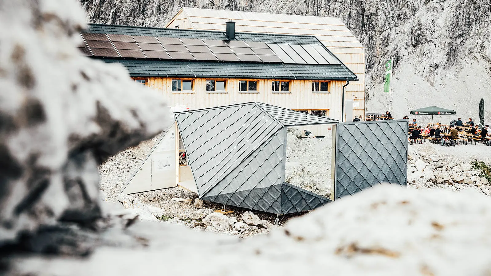View of the Wisswak from the back. In the background you can see the guest garden of the adjacent mountain hut and the mountain hut itself.