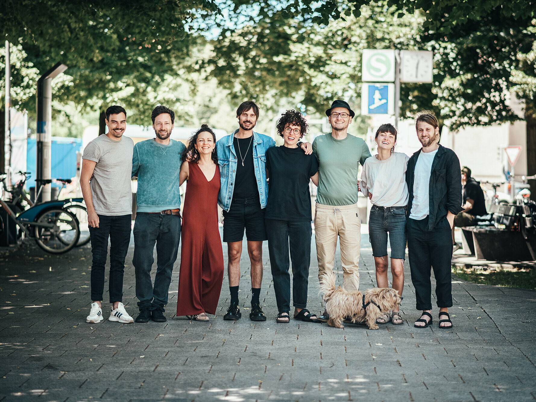 Group photo of IFUB* showing architect Bernhard Kurz and his team.