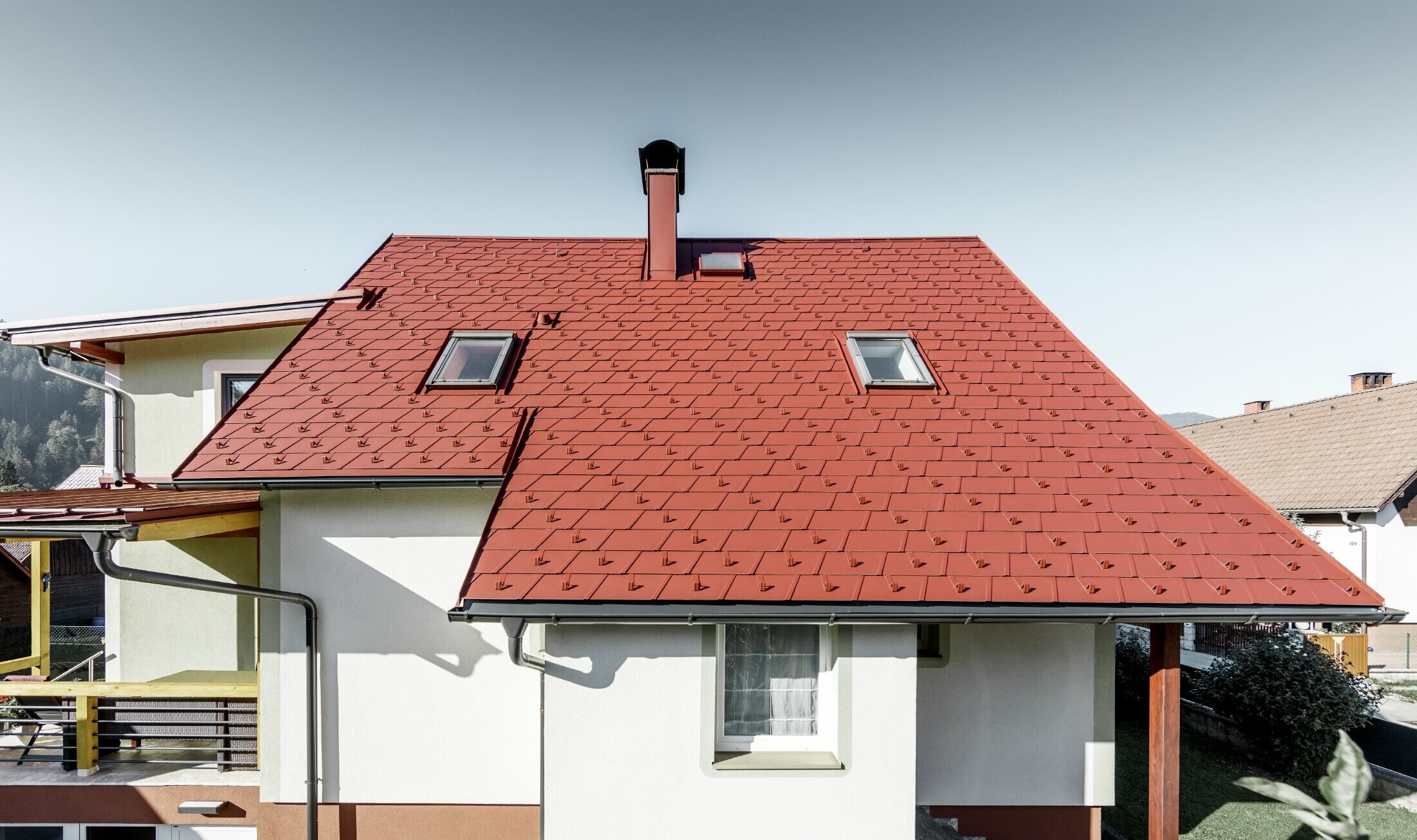 Refurbished detached house with the new PREFA roof shingle – in this case the DS.19 in oxide red was used.