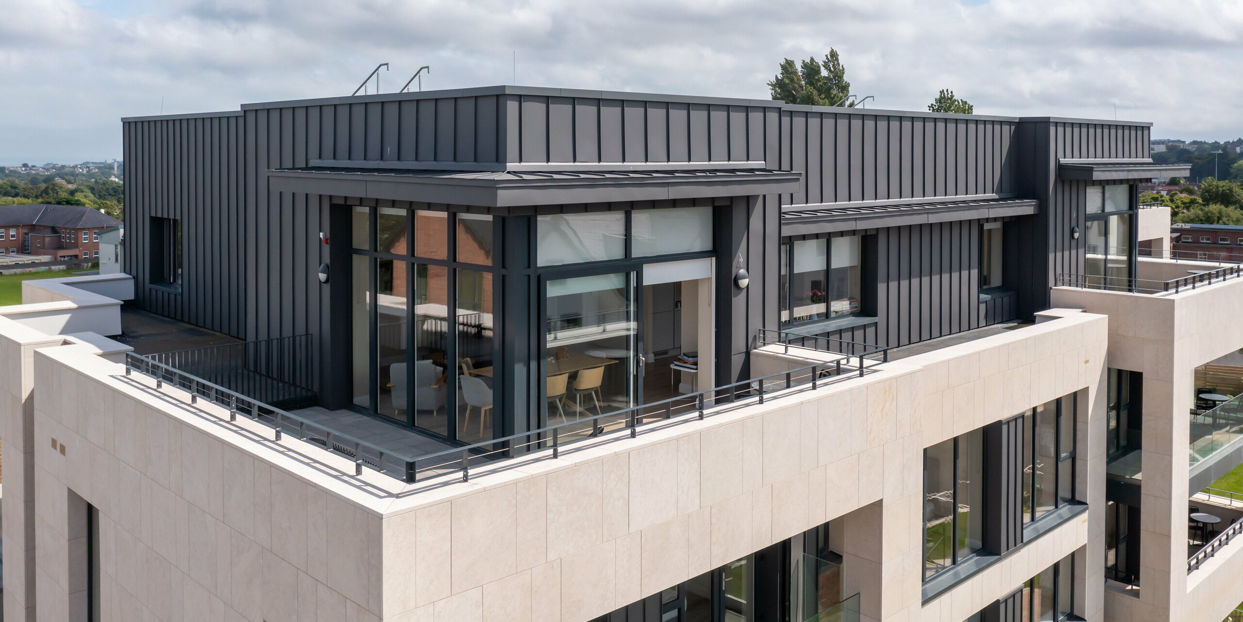 Drone photo of an attic flat of Oatlands Manor clad on the outside with PREFALZ in P.10 Dark Grey