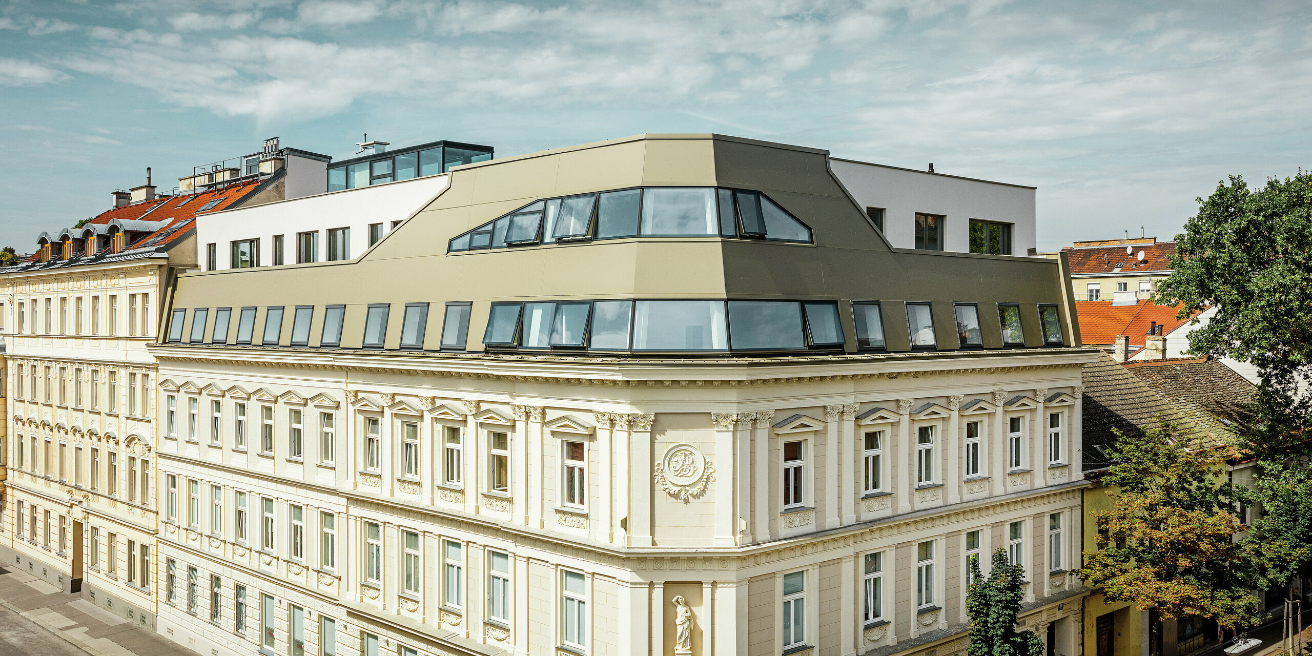 Roof extension in Schloßhofer Straße, Vienna (Austria) with PREFA aluminium composite panels in bronze