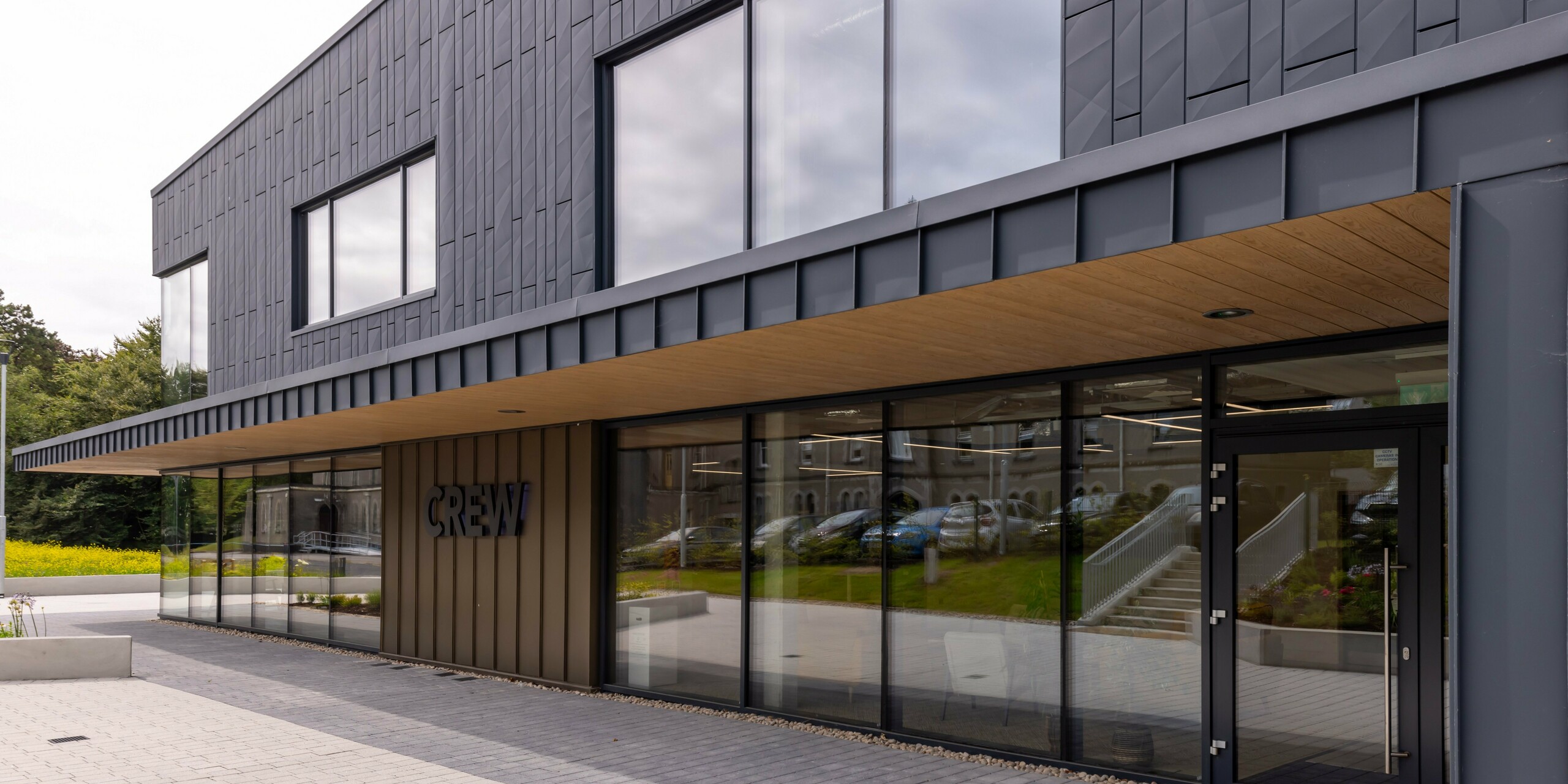 A modern façade for the CREW building in Galway, Ireland, designed with PREFA Siding.X façade panels and PREFALZ in the colour P.10 anthracite. The robust aluminium cladding gives the building an elegant, contemporary aesthetic. Clear lines, generous window areas and high-quality materials underline the innovative architecture of the office centre.