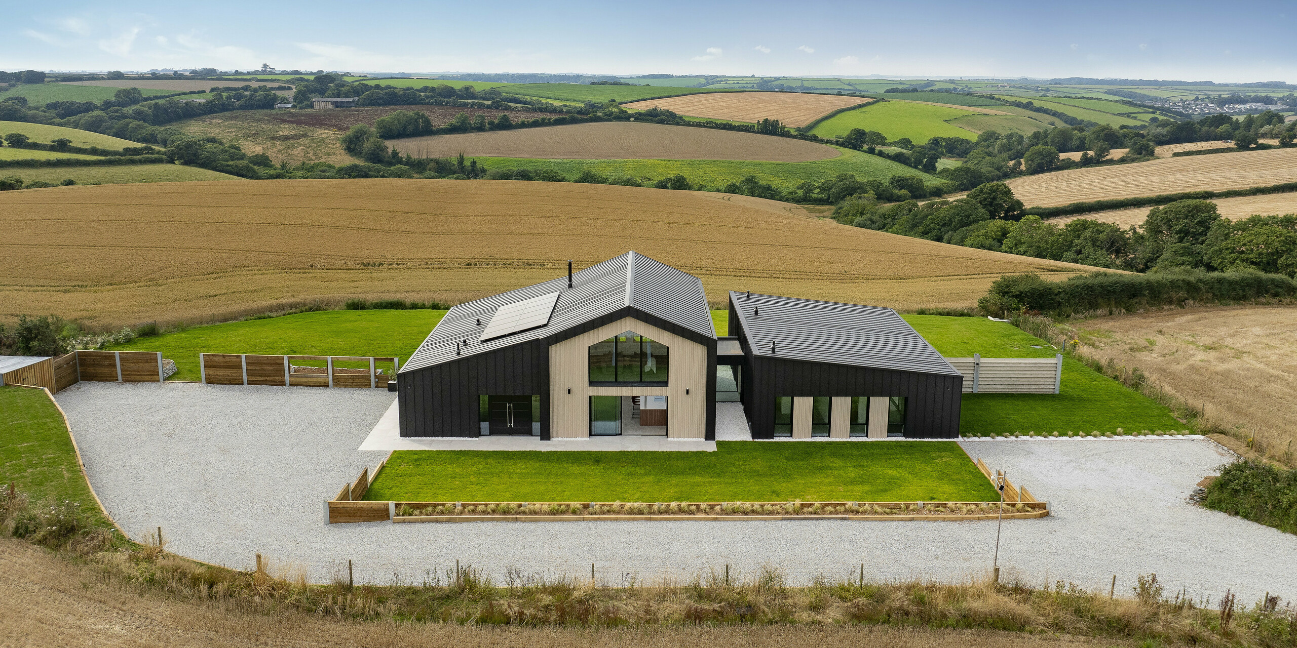 The impressive detached house ‘The Hide’ in Cornwall blends harmoniously into the wide landscape. The modern architecture with a roof and façade made of PREFALZ aluminium in P.10 anthracite gives the property a timeless elegance. The surroundings of fields and hills emphasise the unique location.