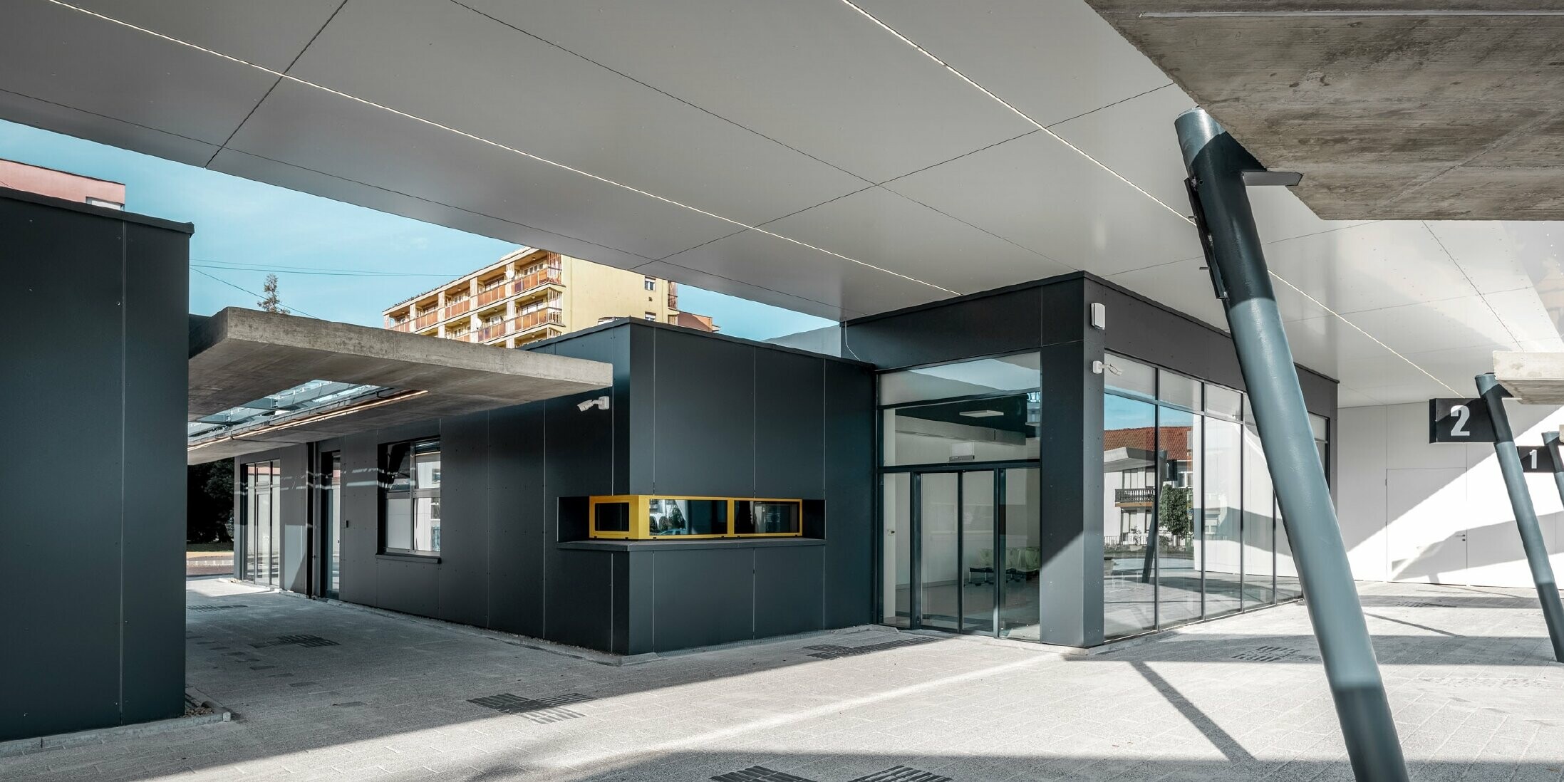 The railway station in Lenti. PREFABOND aluminim compostie panels in the colour P.10 anthracite and pure white is on the façade can be seen. several sections of the station can be seen, including stops 1 and 2.