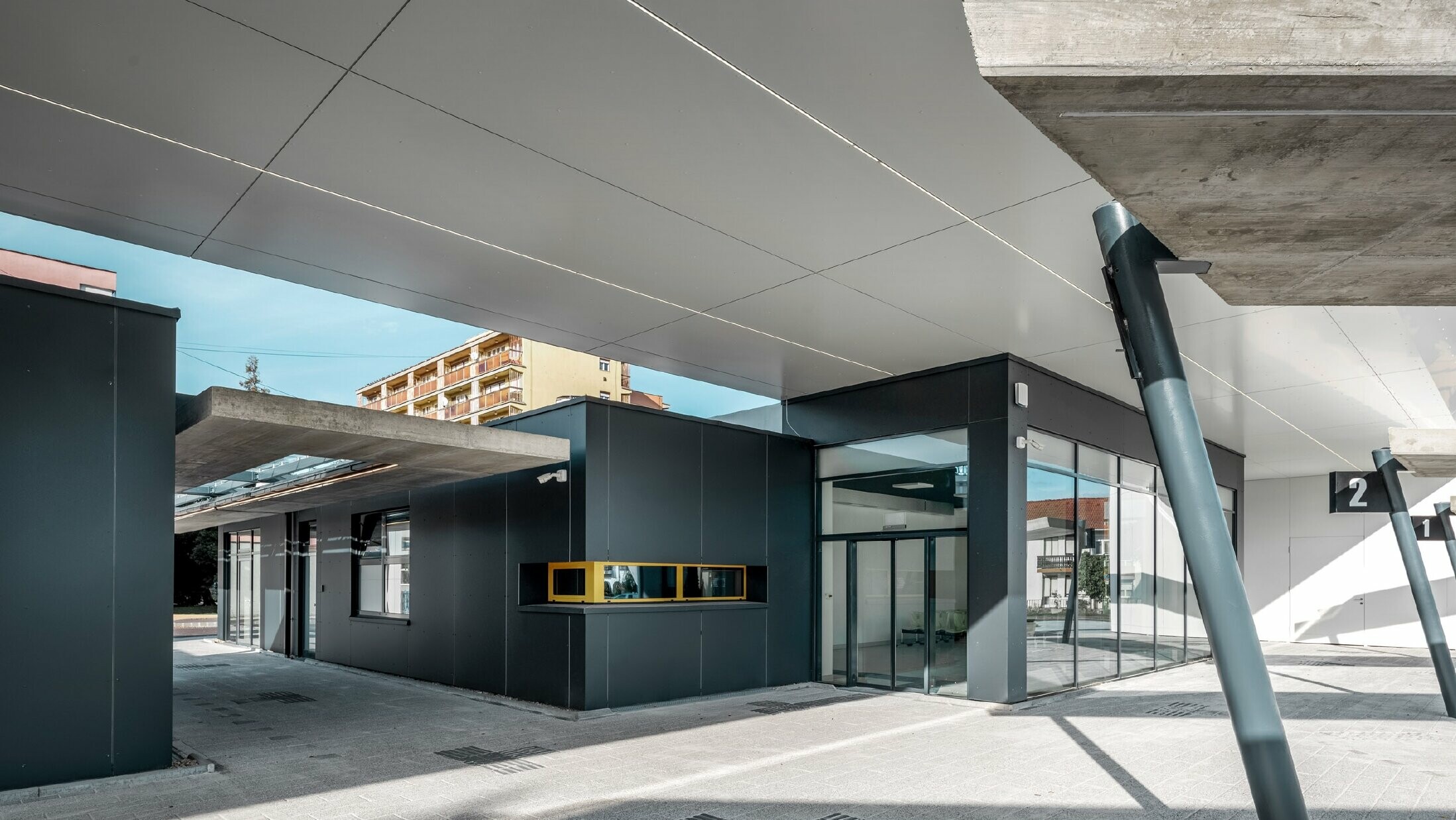 The railway station in Lenti. PREFABOND aluminim compostie panels in the colour P.10 anthracite and pure white is on the façade can be seen. several sections of the station can be seen, including stops 1 and 2.