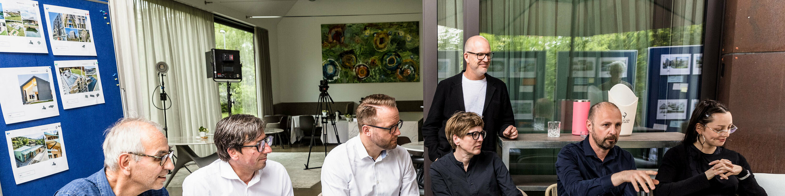 Expert discussion by the high-calibre PREFARENZEN jury: the architecture experts analyse outstanding architectural projects using large-format images. The focus is on innovative roof solutions using PREFA materials, sustainable construction methods and context-sensitive designs. The creative exchange takes place in a relaxed atmosphere in a winegrower's residence in Seewinkel, Burgenland.