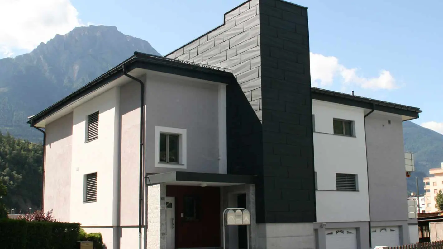 House extension and façade cladding with PREFA FX.12 façade panels in P.10 anthracite