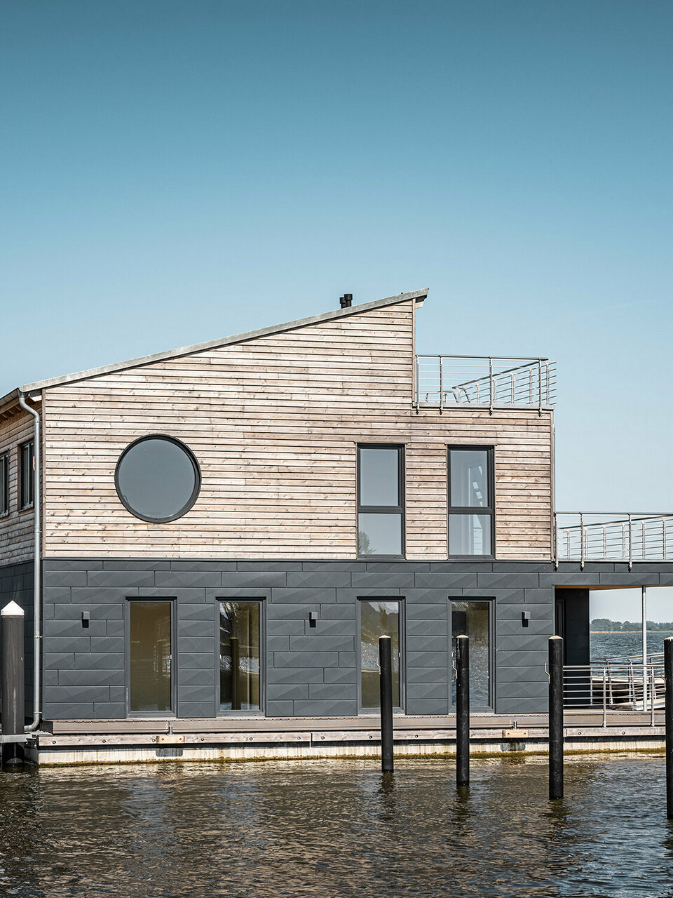 Side view of three of the "floating houses", clad with wood and aluminium, in Schleswig's pioneer harbour.